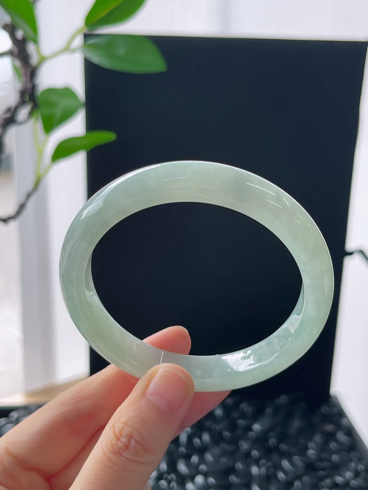 正圈57圈口，翡翠冰糯种淡绿手镯