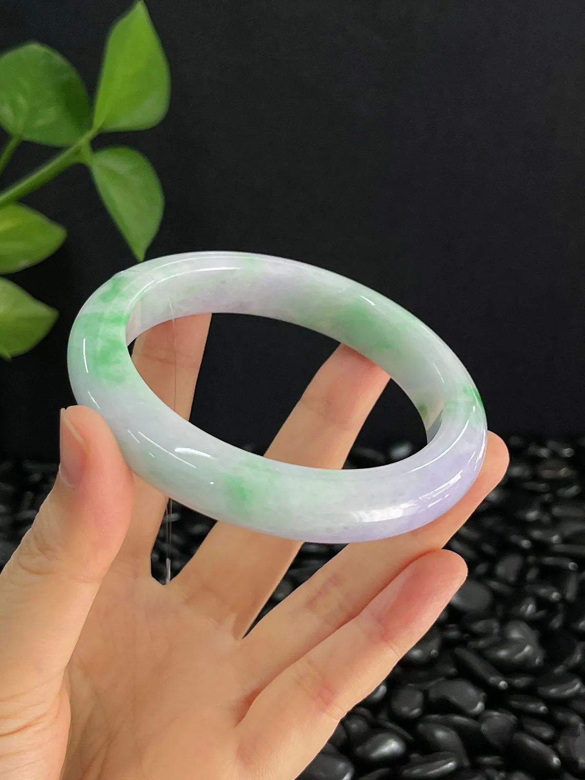 正圈58.8圈口，翡翠糯化种淡绿色手镯