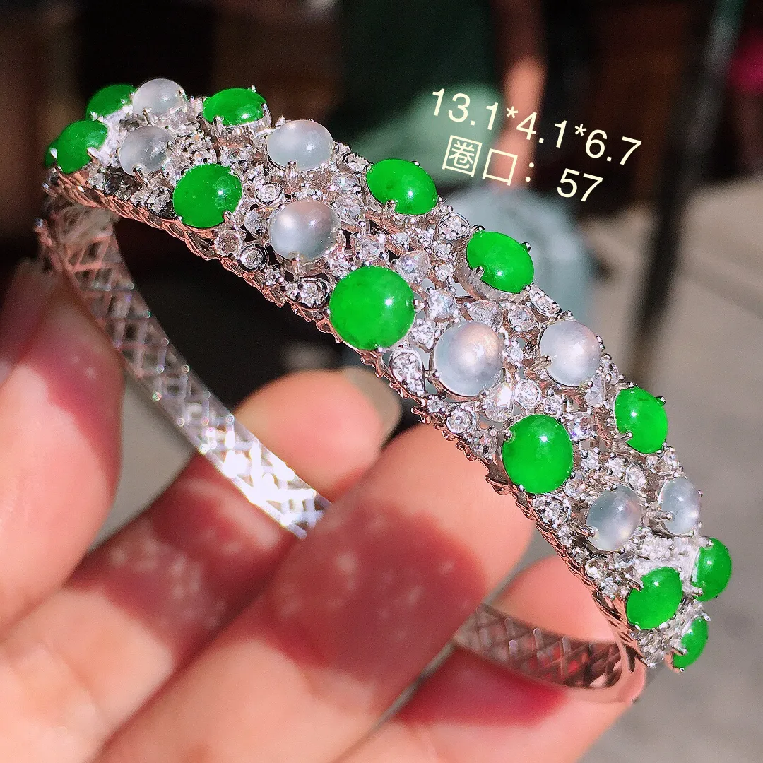 （冰+绿）二合一手镯，色泽均匀艳丽，玉质细腻，荧光感超
强，饱满圆润，气质满满。18k
金豪华镶嵌