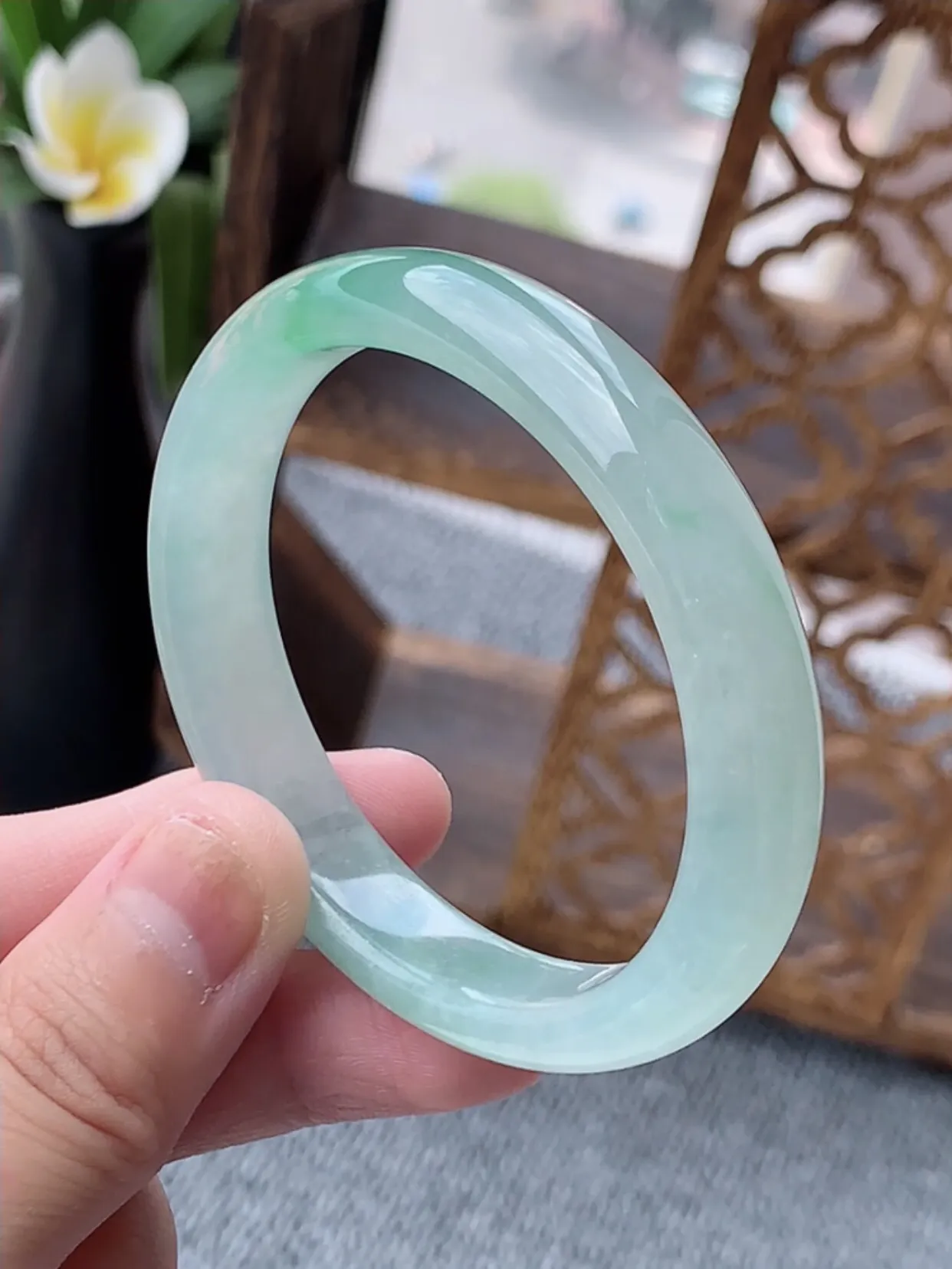 a货翡翠老坑冰种飘绿贵妃手镯53-54圈口 尺寸53.5×47×10.8×6.7mm 重量36.52g 0622