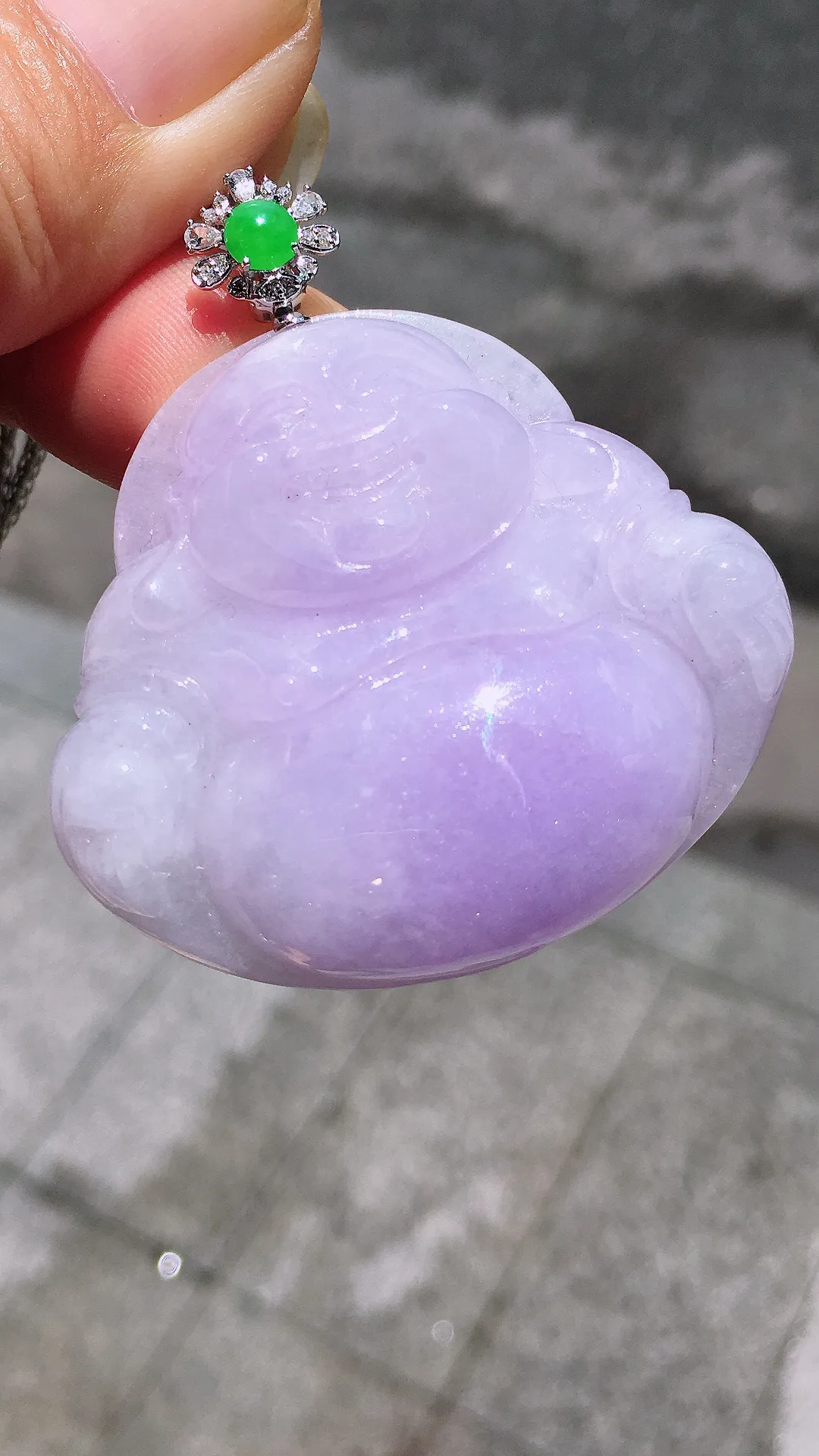 紫罗兰佛公吊坠，色泽均匀艳丽，玉质细腻，荧光感超
强，饱满圆润，气质满满。18k
金豪华镶嵌