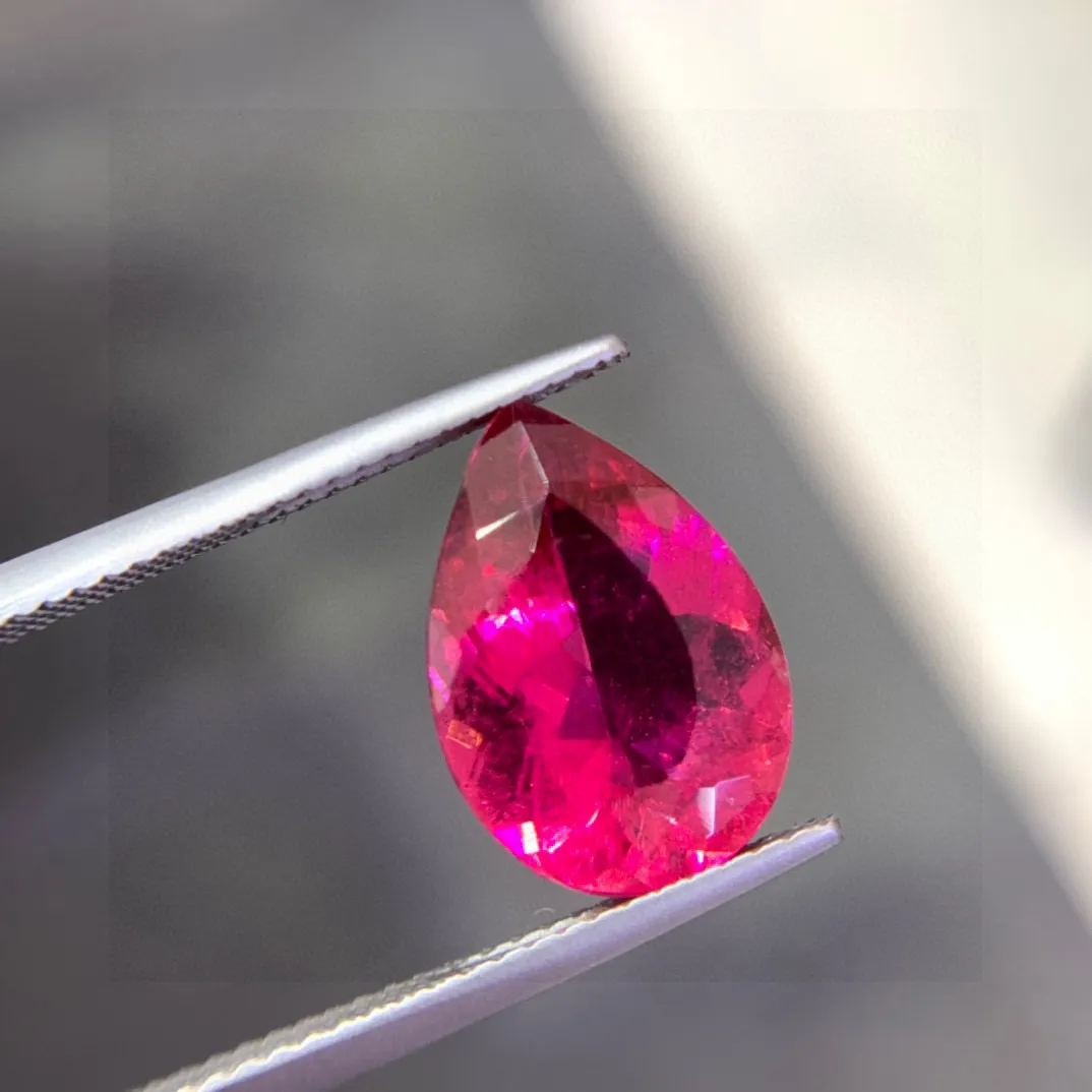 重量：4.54克拉，天然卢比来碧玺裸石 热粉色颜色美艳 晶体干净 火彩好 规格：13.8/9.8/5.6mm ️代镶嵌！