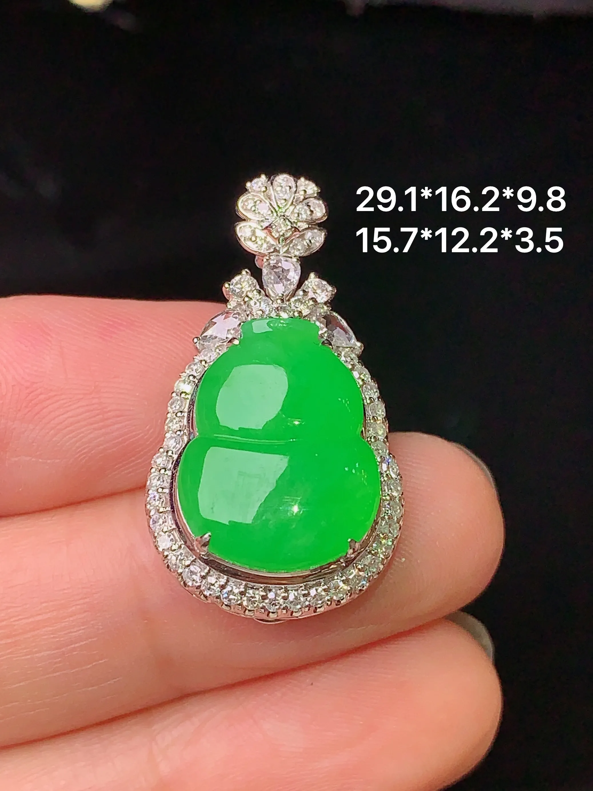 18k金钻镶嵌翠绿葫芦吊坠 玉质细腻 水润亮眼  整体尺寸29.1*16.2*9.8
