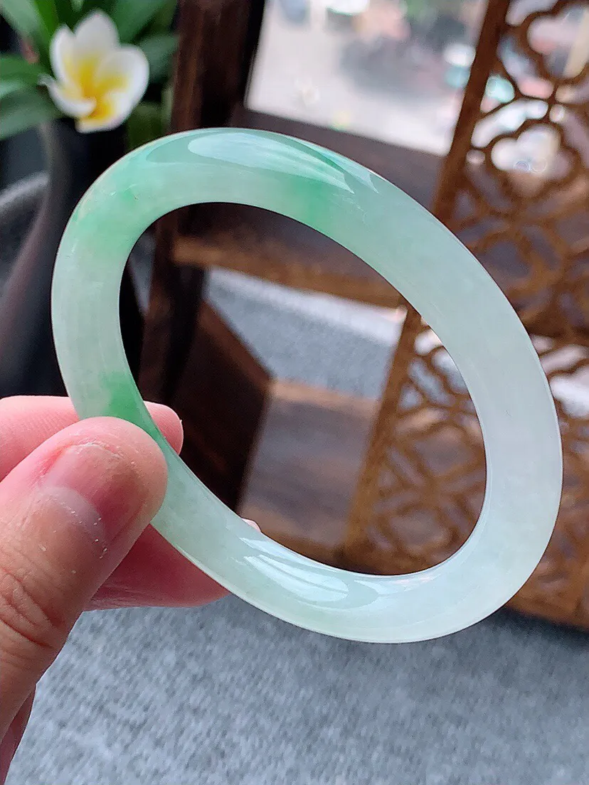 a货翡翠老坑冰种飘绿圆条贵妃手镯53-54圈口 尺寸53.3×47.8×8mm 重量32.9g 0622