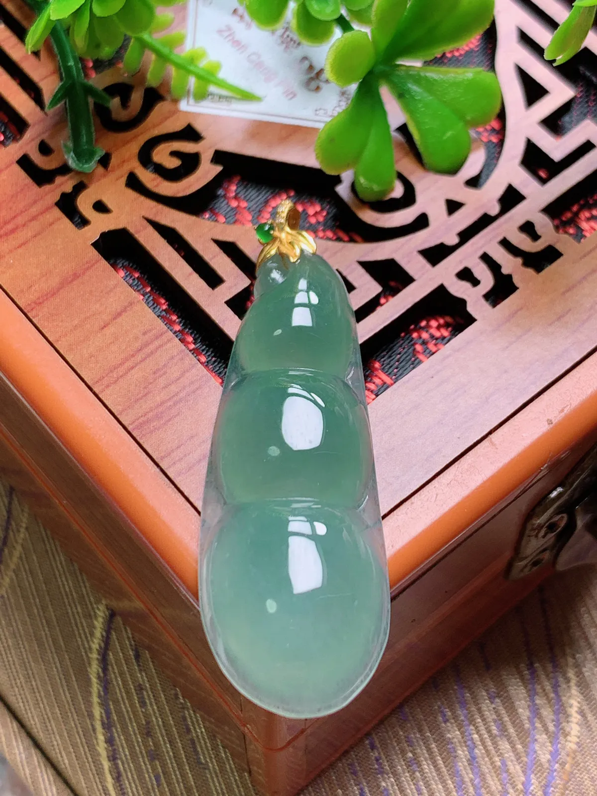 精品推荐，缅甸天然A货翡翠，18K金扣镶嵌冰种晴绿福豆吊坠，种水好，颜色鲜艳，玉质水润细腻，工艺精湛