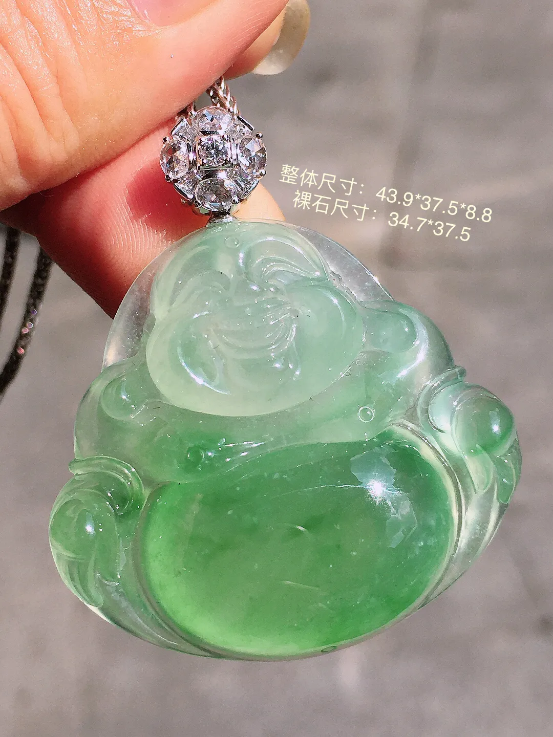 冰绿佛公吊坠，色泽艳丽，玉质细腻，荧光感超
强，饱满圆润，气质满满。18k
金豪华镶嵌