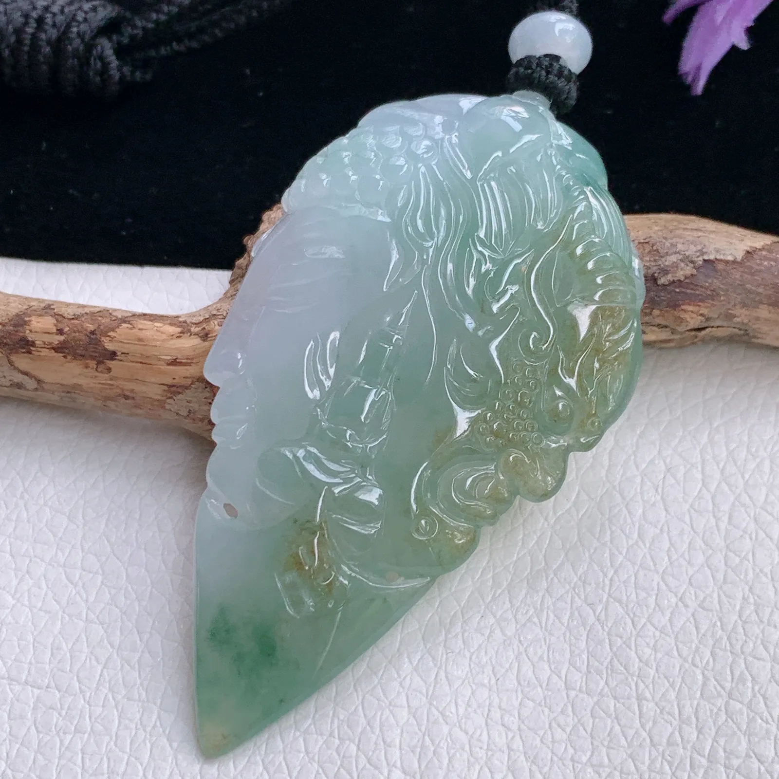 mut实拍62.3*36*9.5天然翡翠精雕冰润双彩一念之间玉吊坠 玉挂件