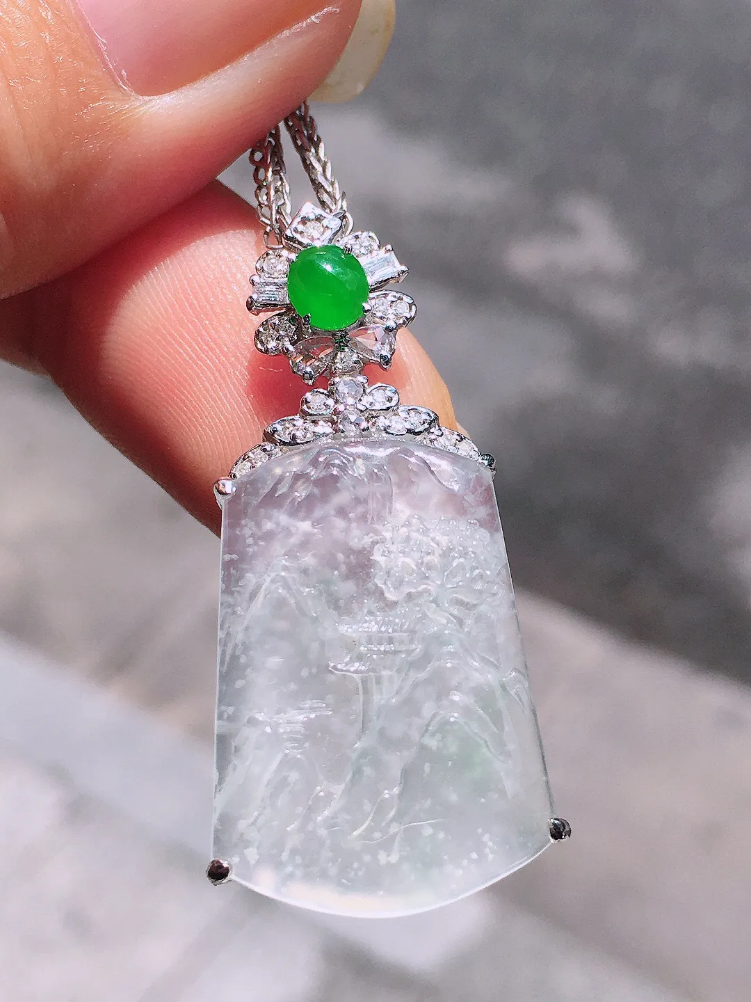 冰种山水牌吊坠，玉质细腻，荧光感超
强，饱满圆润，气质满满。18k
金豪华镶嵌