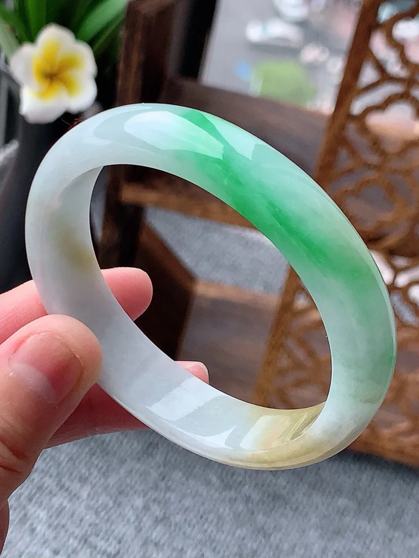 a货翡翠老坑黄加绿双彩贵妃手镯55-56圈口 尺寸55.8×49×13.5×6.5mm 重量48.6