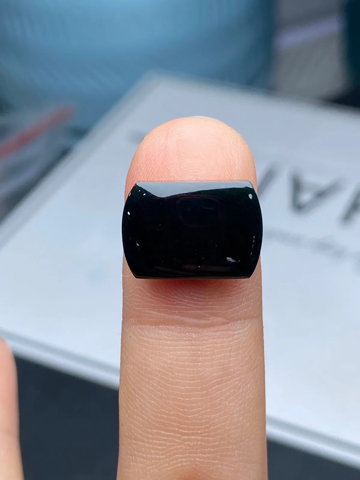 【墨翠裸石】
黑度好 灯打通透  品相饱满大气 尺寸13.8