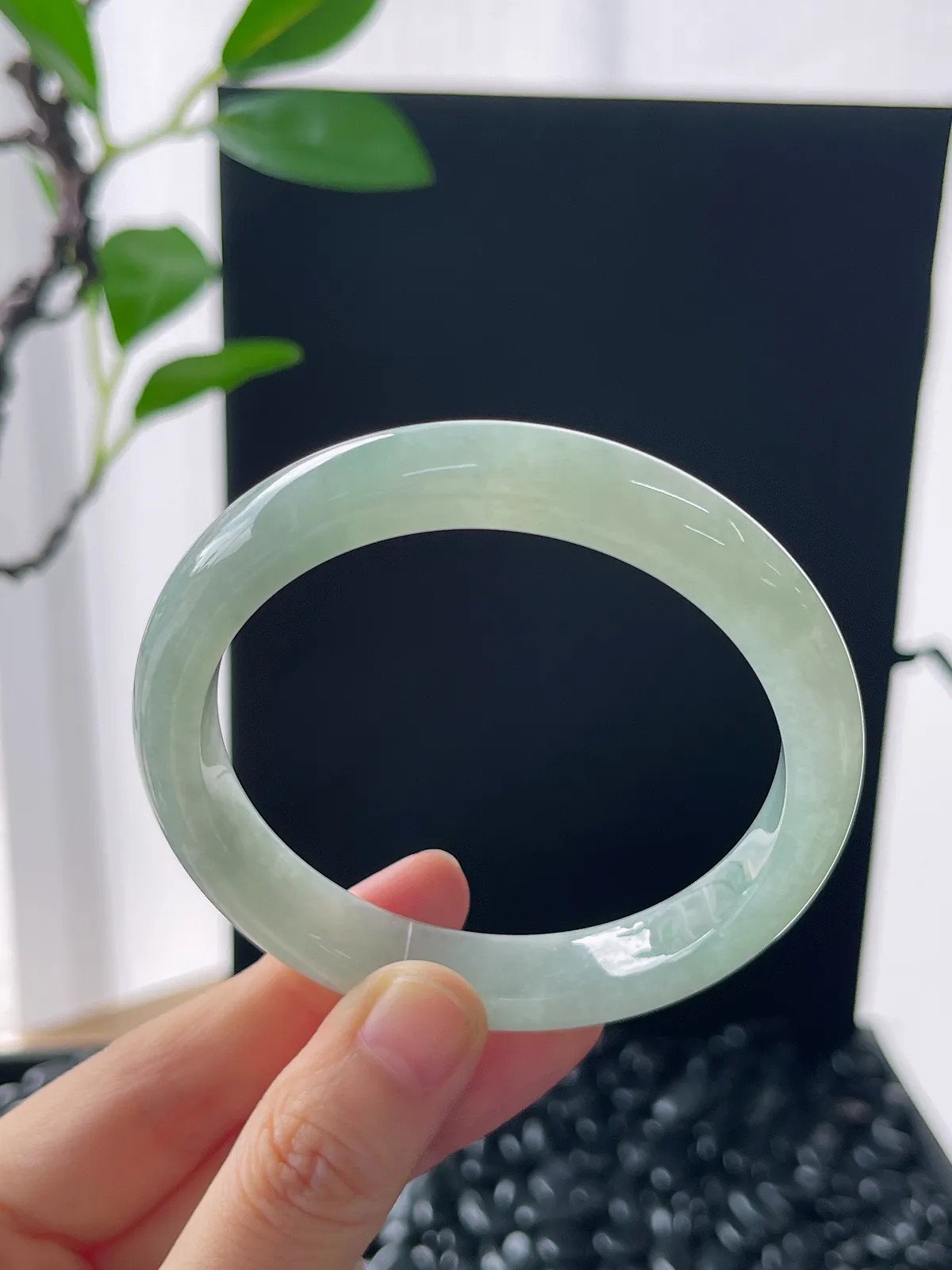 正圈57圈口，翡翠冰糯种淡绿手镯