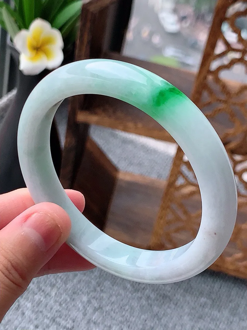 a货翡翠老坑飘绿正装正圈手镯59-60大圈口  尺寸59×10.4×8mm 重量53.77g 0617。
