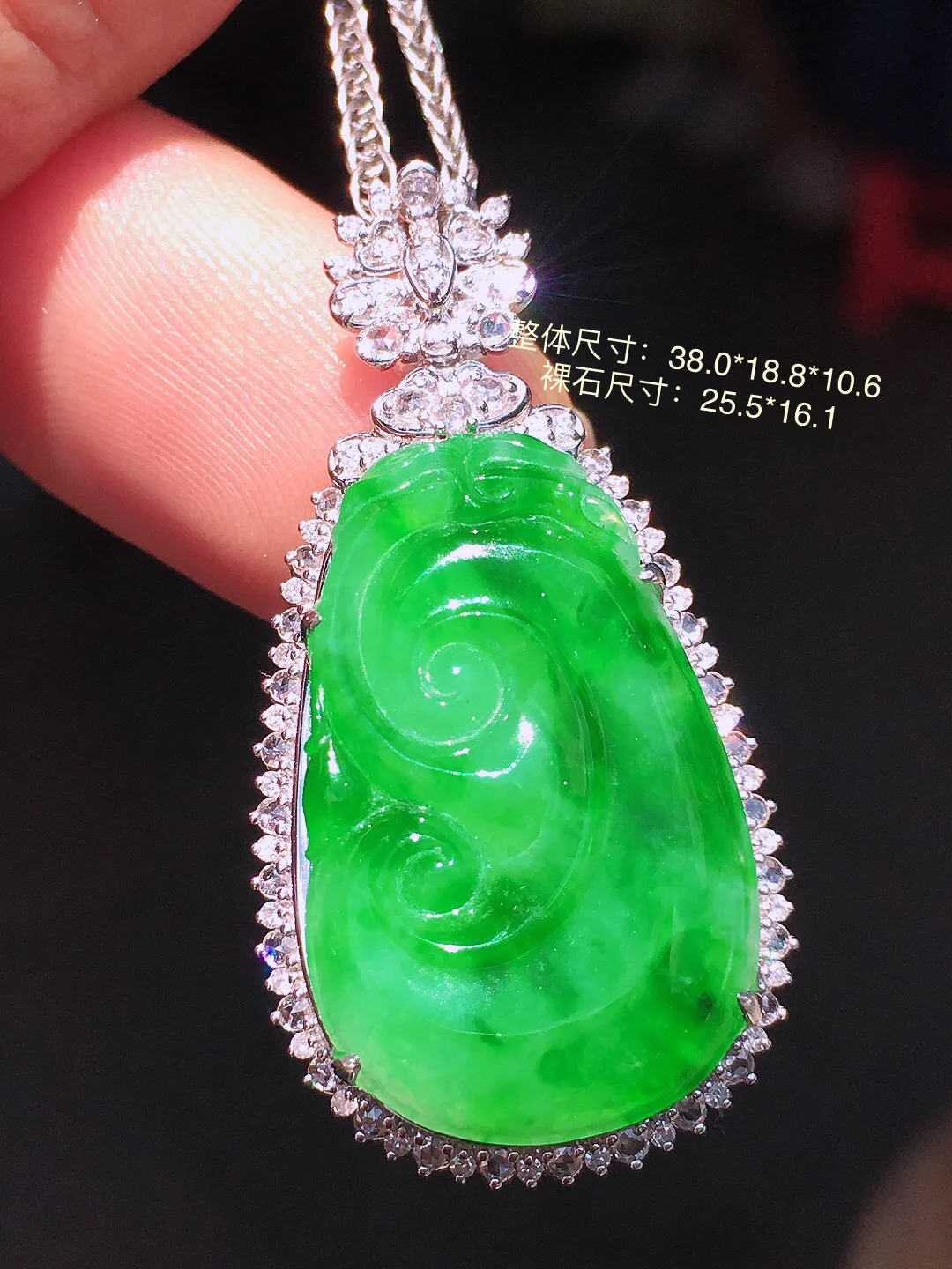 阳绿如意吊坠，色泽均匀艳丽，玉质细腻，荧光感超
强，饱满圆润，气质满满。18k
金豪华镶嵌