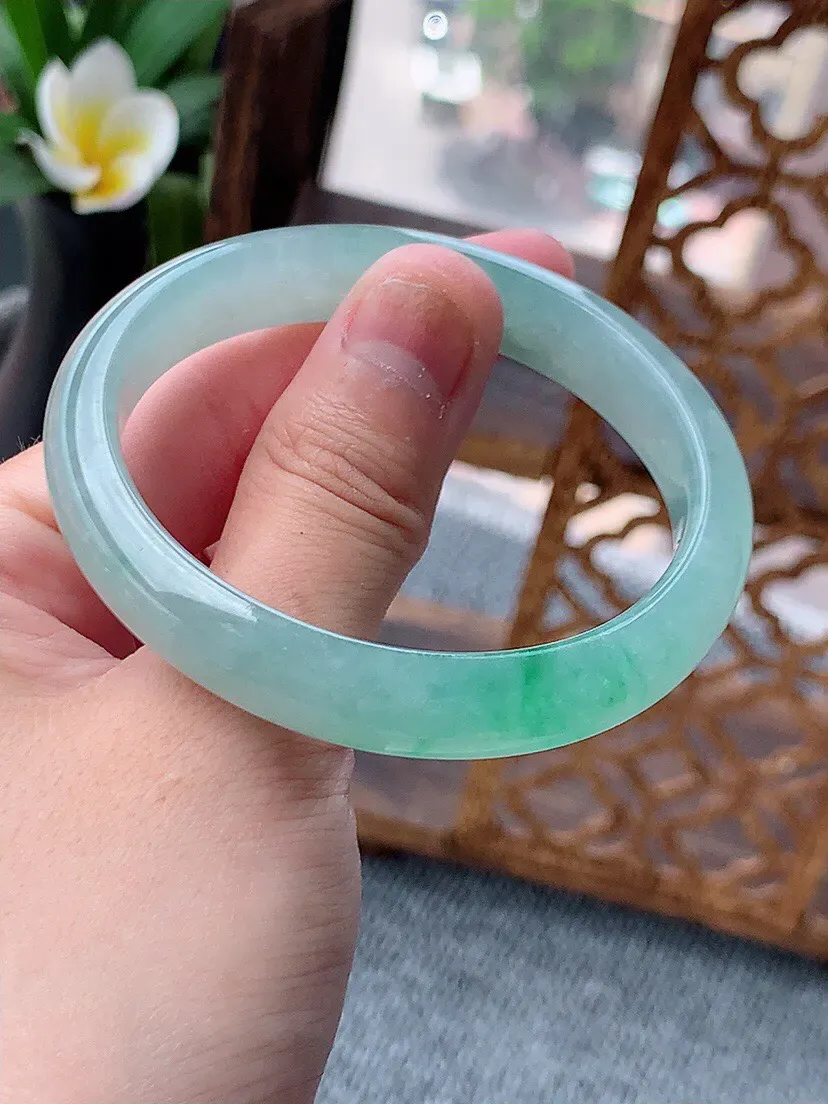 a货翡翠老坑冰种飘绿贵妃手镯53-54圈口 尺寸53.5×47×10.8×6.7mm 重量36.52g 0622