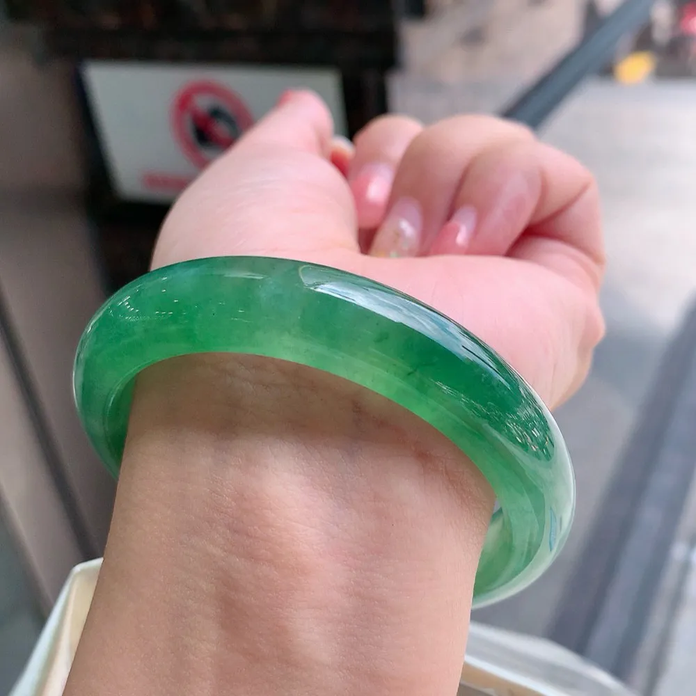 正圈冰玻啤酒绿 无瑕 尺寸:55.8/12.2/8.4 种色俱佳