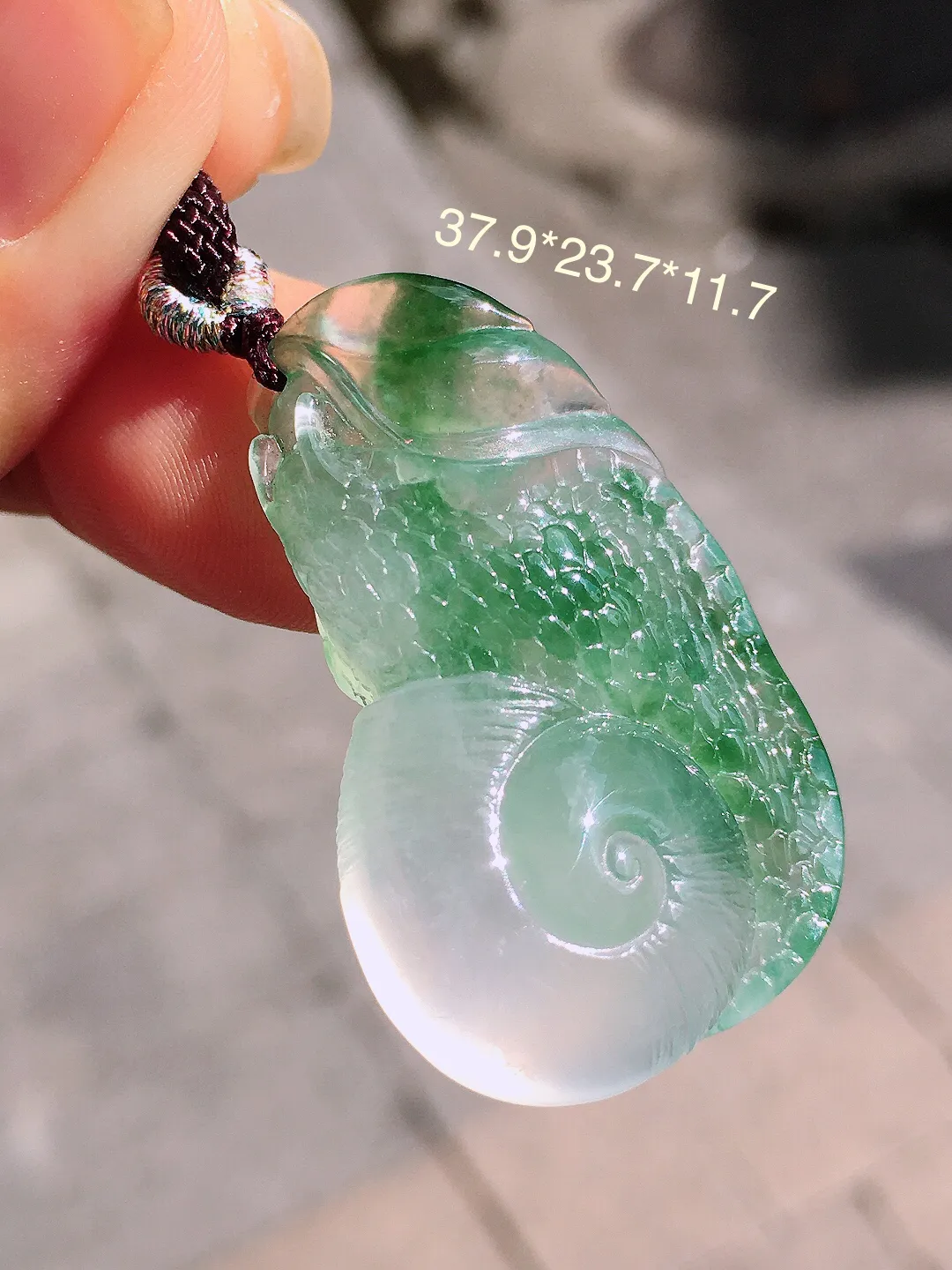 飘绿田螺吊坠，色泽艳丽，玉质细腻，荧光感超
强，饱满圆润，气质满满。