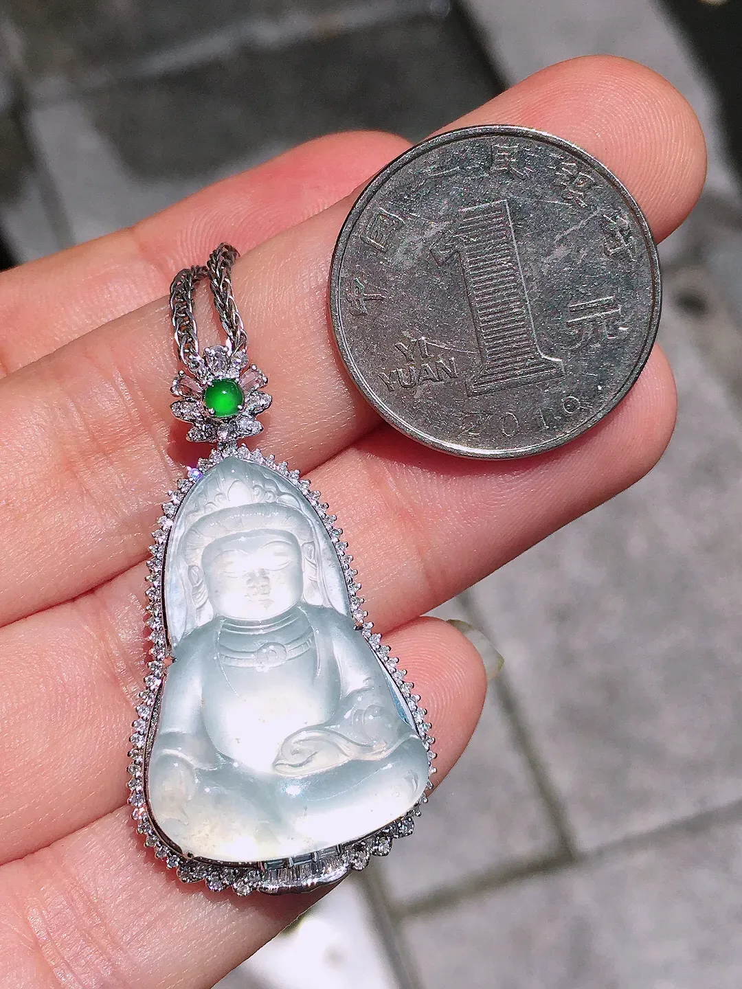 冰种观音吊坠，玉质细腻，荧光感超
强，饱满圆润，气质满满。18k
金豪华镶嵌