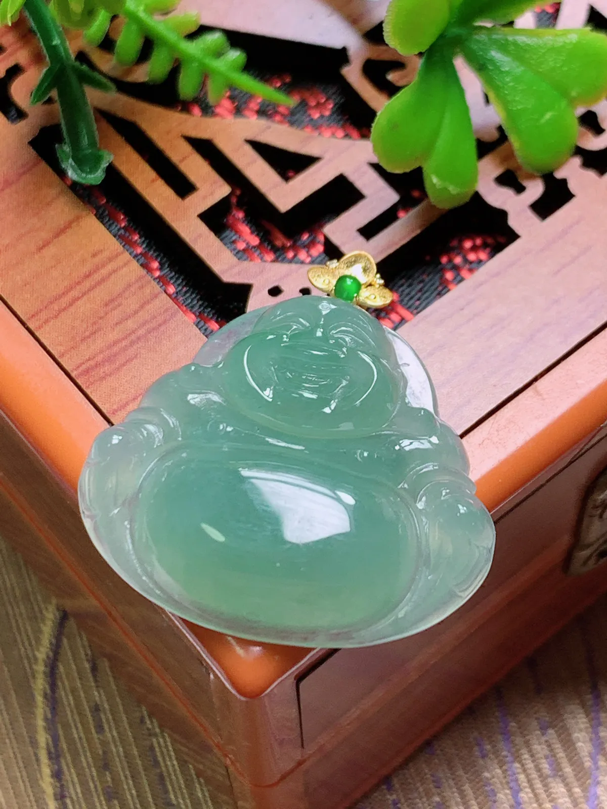 精品推荐，缅甸天然A货翡翠，18K金扣镶嵌冰种晴绿佛公吊坠，种水好，颜色鲜艳，玉质水润细腻，工艺精湛，佩戴效果更佳。