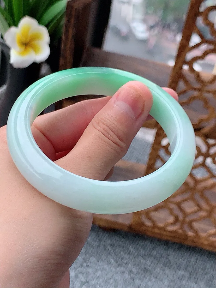 a货翡翠老坑飘绿正装正圈手镯56-57圈口  尺寸56.8×12×8.5mm 重量60.11g 0617