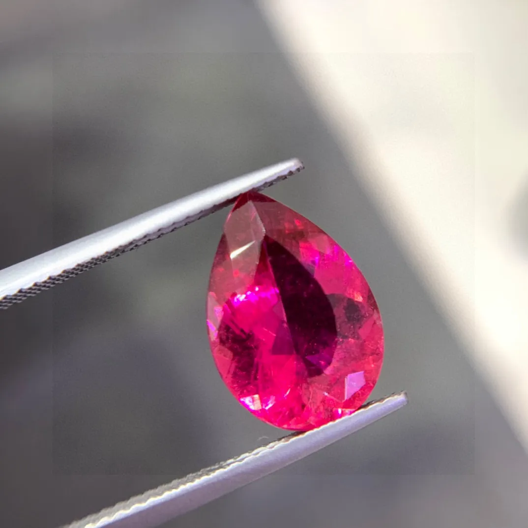 重量：4.54克拉，天然卢比来碧玺裸石 热粉色颜色美艳 晶体干净 火彩好 规格：13.8/9.8/5