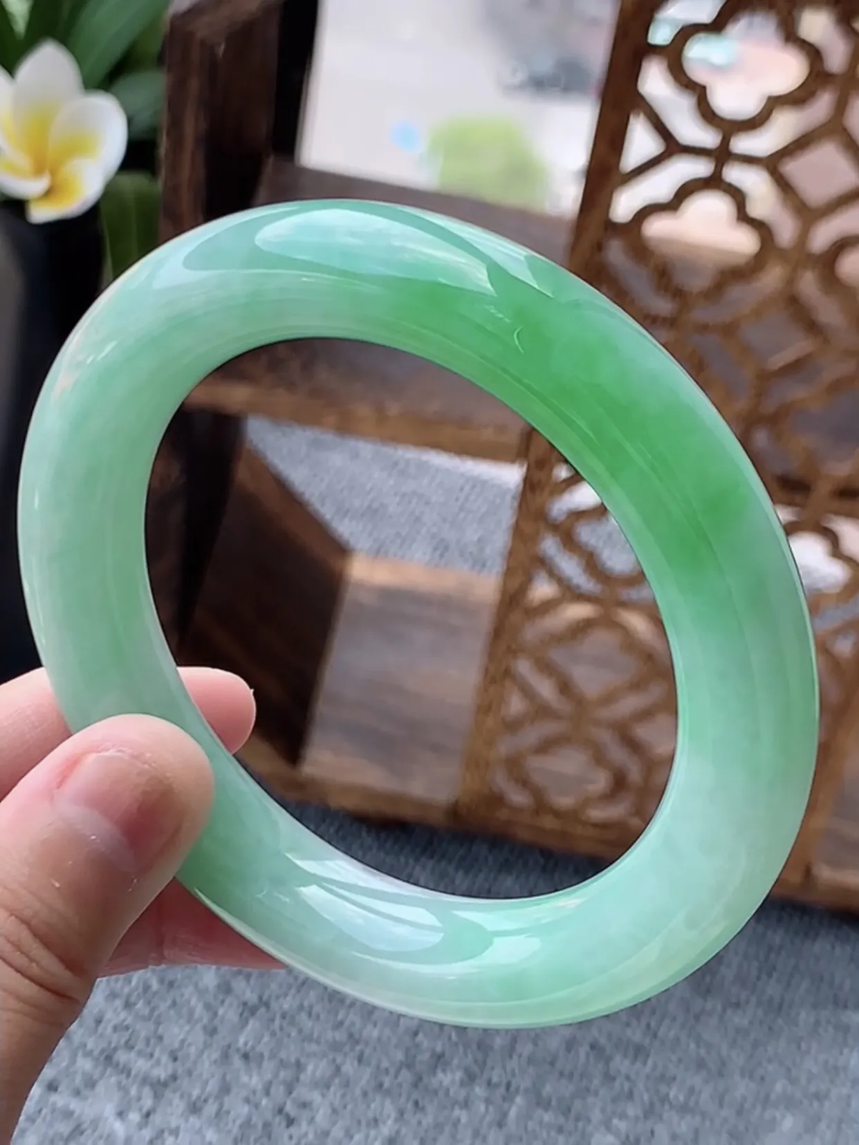 a货翡翠老坑种飘绿胖圆条手镯60-61大圈口 尺寸60.5×12.3mm 重量93.13g 0622