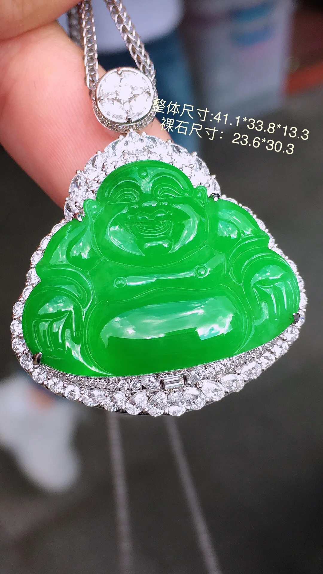 阳绿佛公吊坠，色泽均匀艳丽，玉质细腻，荧光感超
强，饱满圆润，气质满满。18k
金豪华镶嵌