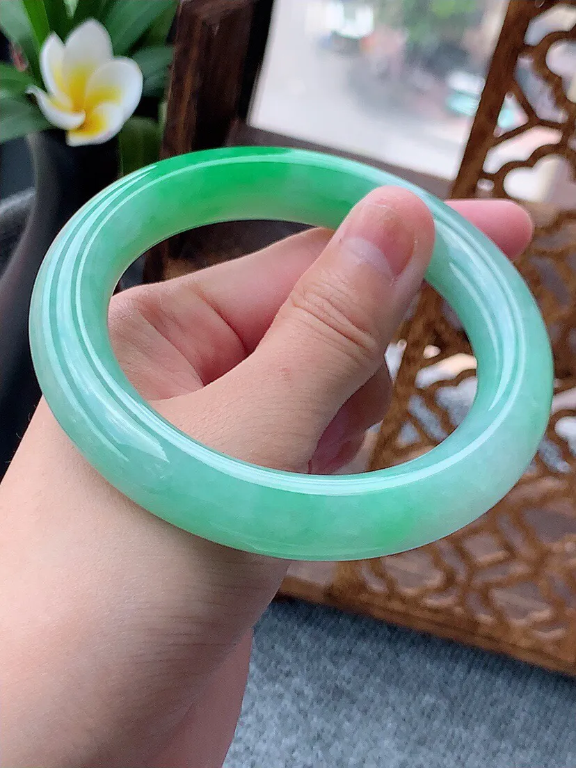 a货翡翠老坑种飘绿胖圆条手镯60-61大圈口 尺寸60.5×12.3mm 重量93.13g 0622