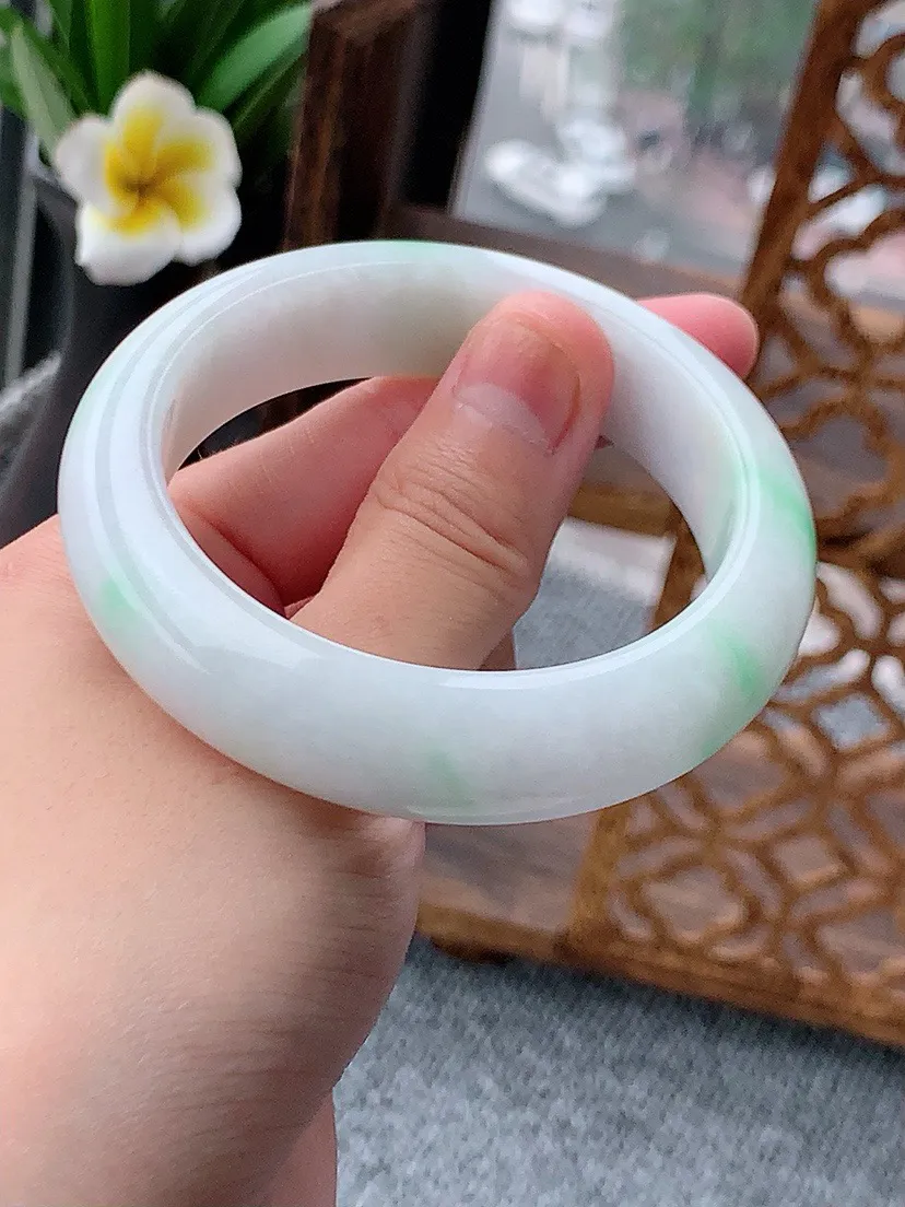 a货翡翠老坑飘绿宽边正装正圈手镯52-53小圈口 尺寸52.8×14.3×8.6mm 重量69.30g 0617