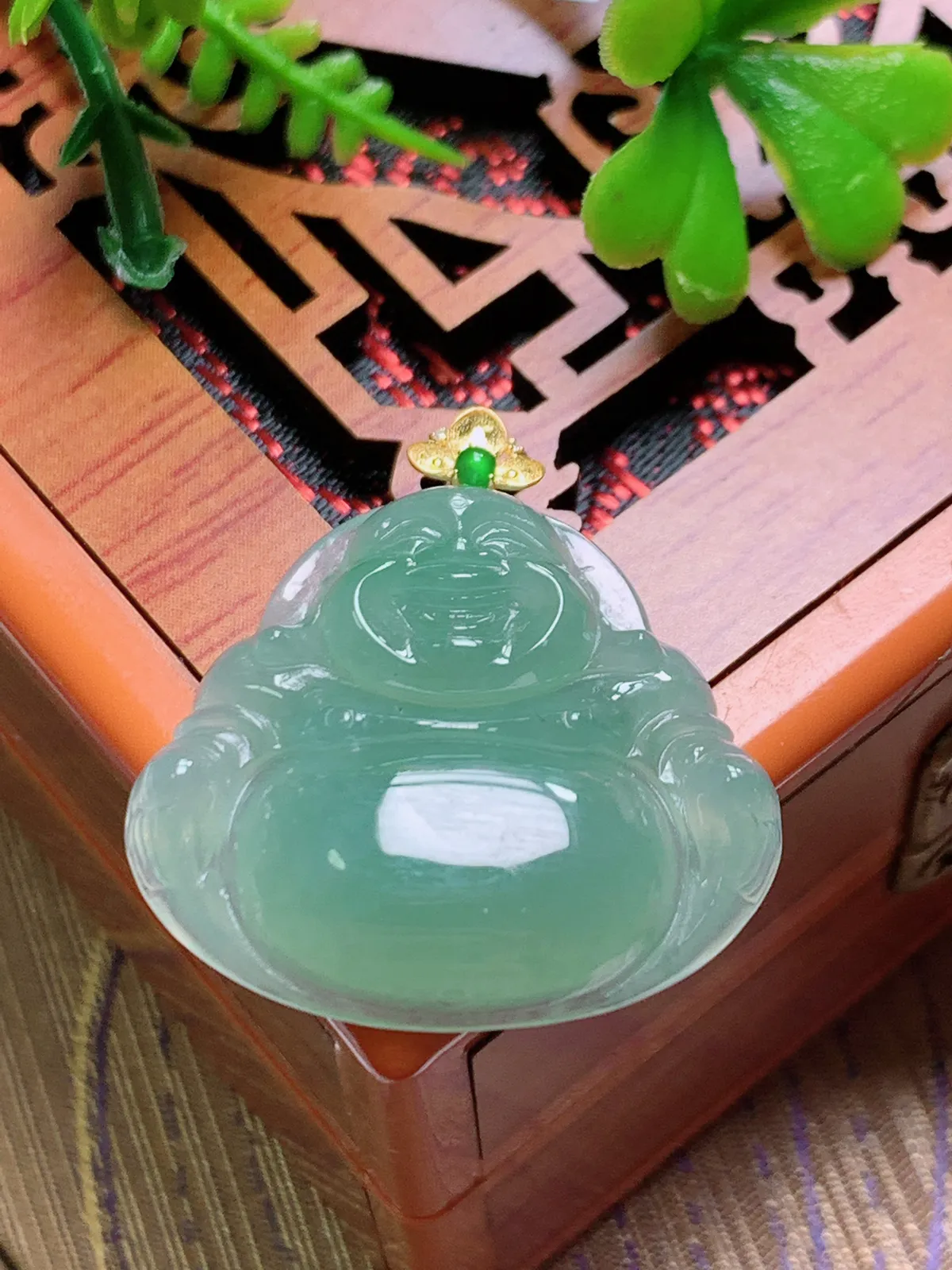精品推荐，缅甸天然A货翡翠，18K金扣镶嵌冰种晴绿佛公吊坠，种水好，颜色鲜艳，玉质水润细腻，工艺精湛，佩戴效果更佳。