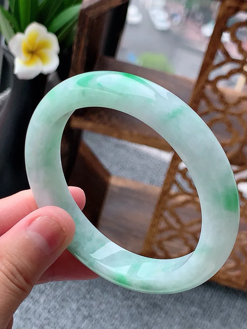 a货翡翠老坑飘绿正装正圈手镯57-58圈口  尺寸57.3×11.5×8.5mm 重量59.75g 0617
