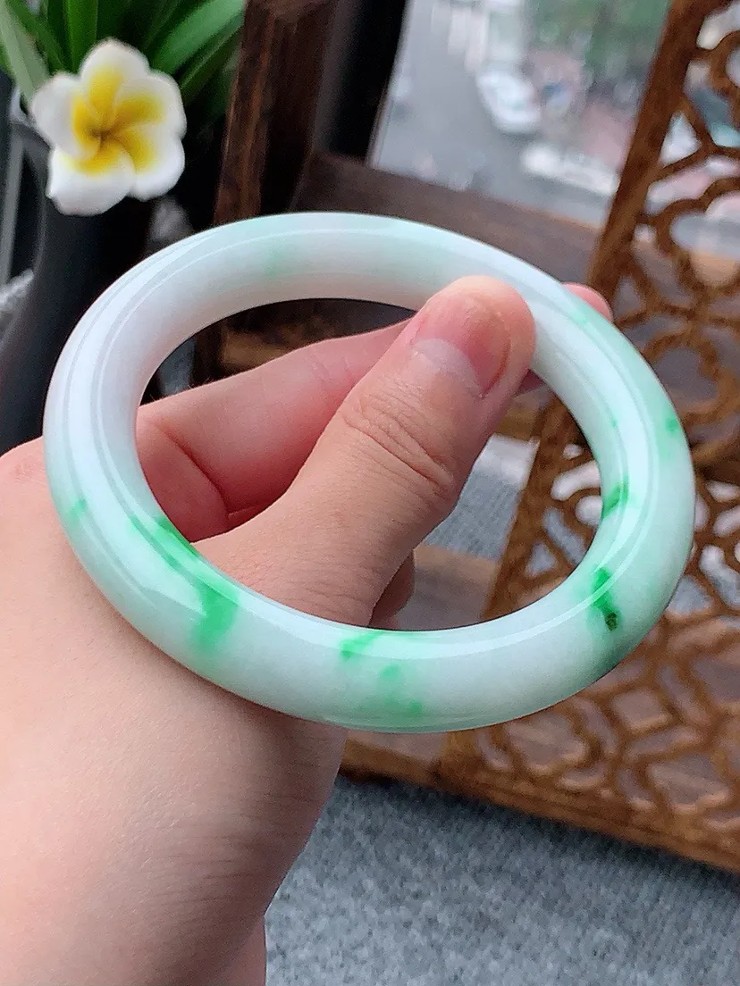 a货翡翠老坑飘阳绿圆条手镯58-59圈口  尺寸58×10.3mm 重量67.50g 0617