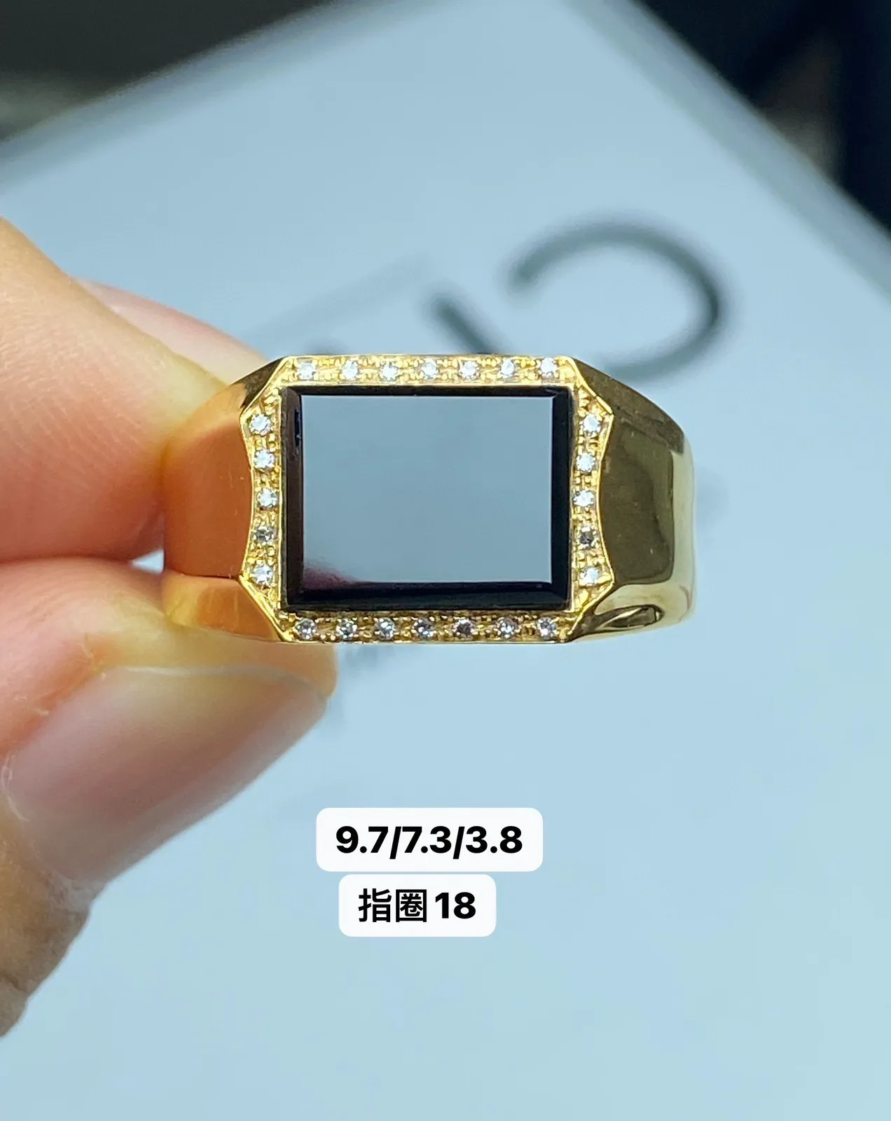 【墨翠戒指】
18k黄金 南非钻镶嵌 黑度好 灯打通透  品相饱满大气 尺寸9.7