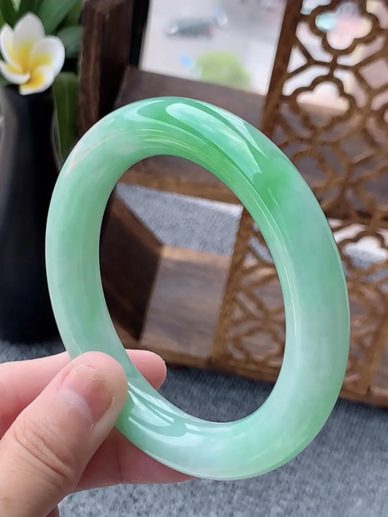 a货翡翠老坑种飘绿胖圆条手镯60-61大圈口 尺寸60.5×12.3mm 重量93.13g 0622