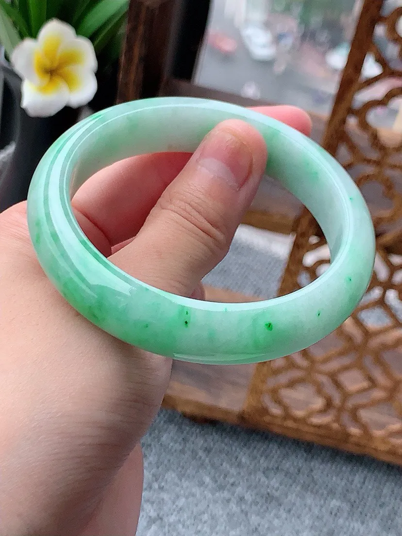 a货翡翠老坑飘绿正装正圈手镯57-58圈口  尺寸57.5×12.8×8mm 重量61.92g 0617