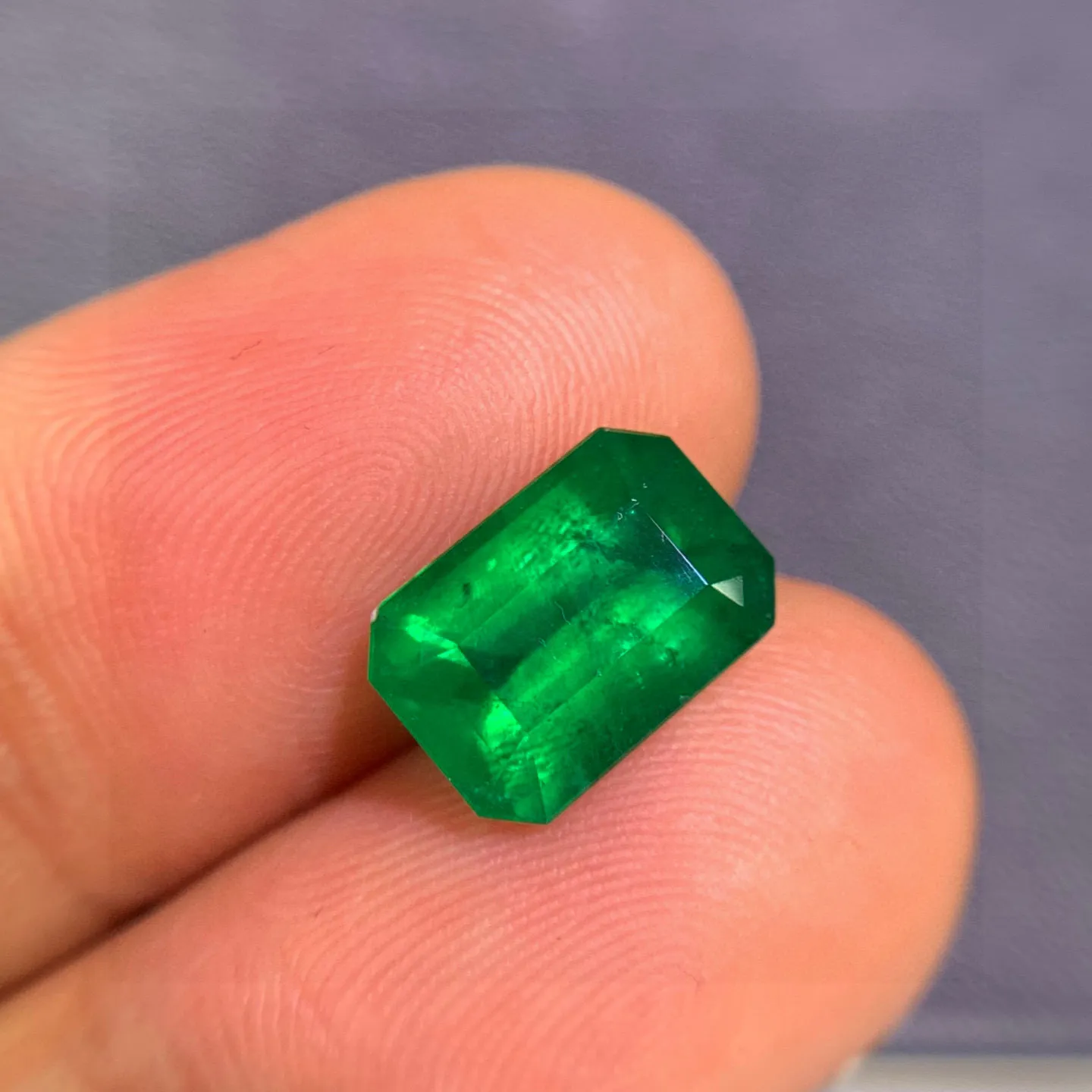 重量：2.62克拉！天然沃顿绿祖母绿裸石 玻璃体  晶莹剔透 荧光感十足 火彩好 实物颜色好 规格：10.61/7.25/4.94mm附GUILD国际证书！