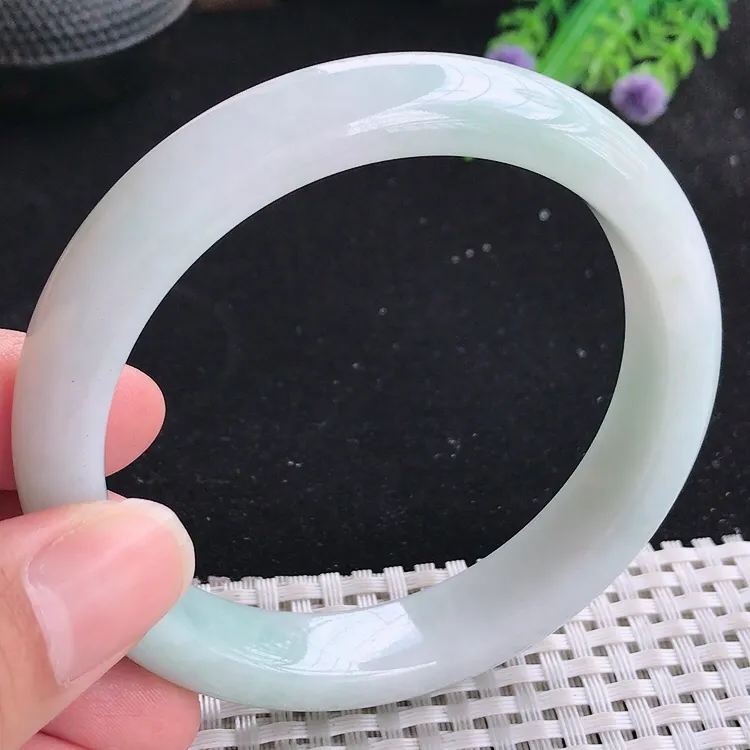 自然光60.5/12.8/8.5老坑秀气温润月光白手镯大圈口翡翠玉镯美人镯