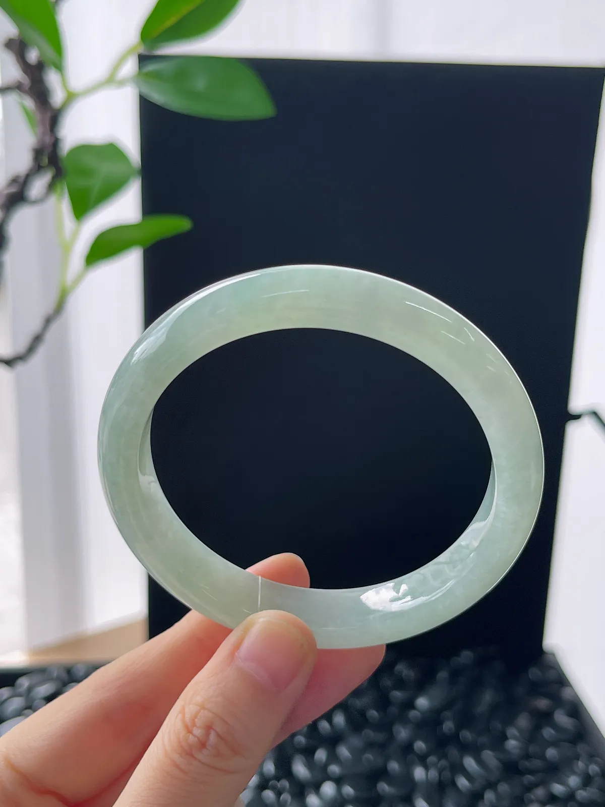 正圈57圈口，翡翠冰糯种淡绿手镯