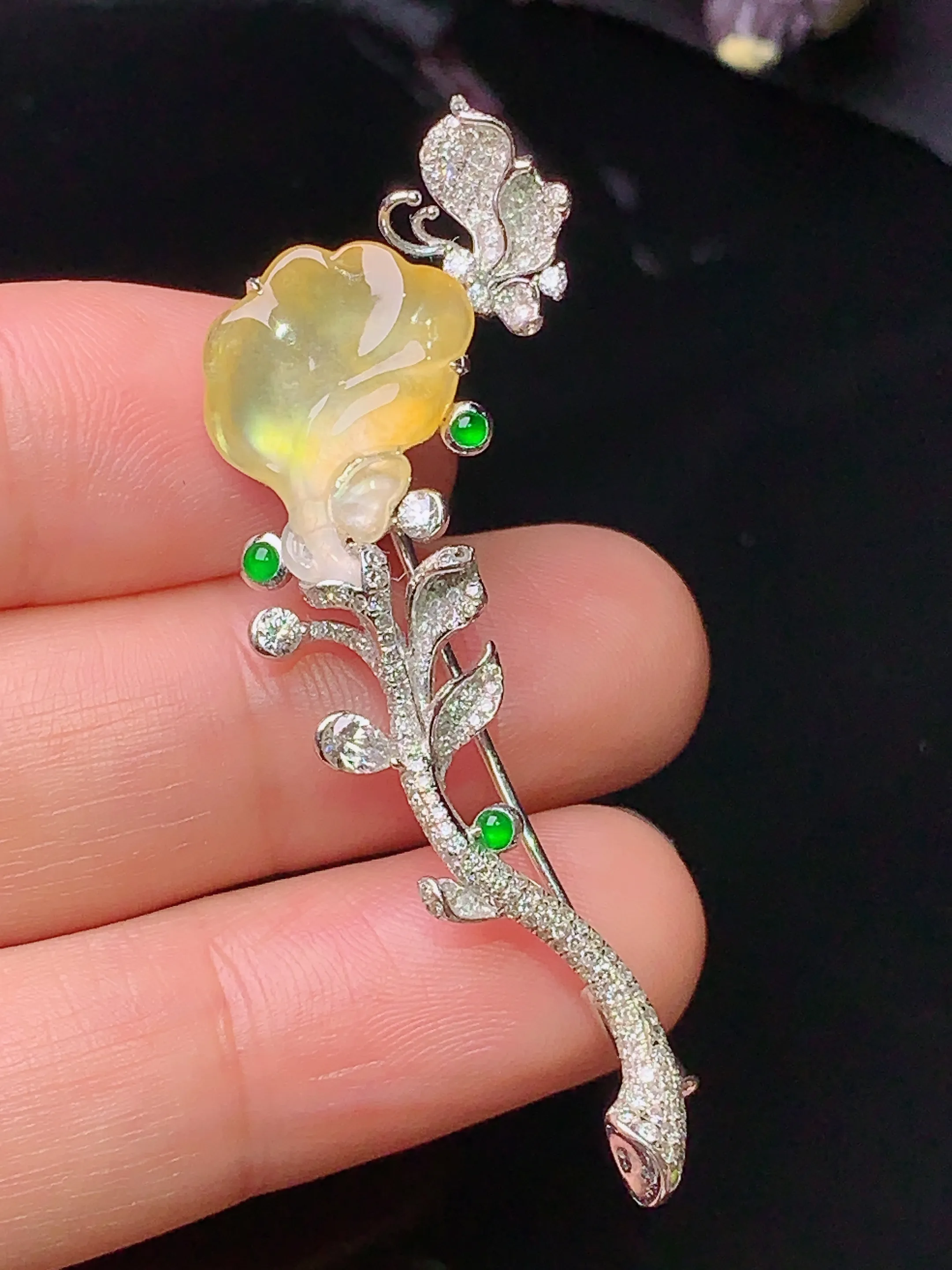 18k金钻镶嵌黄翡花瓣胸针吊坠两用款 玉质细腻 水润亮眼  整体尺寸49.2*15.5*8.4