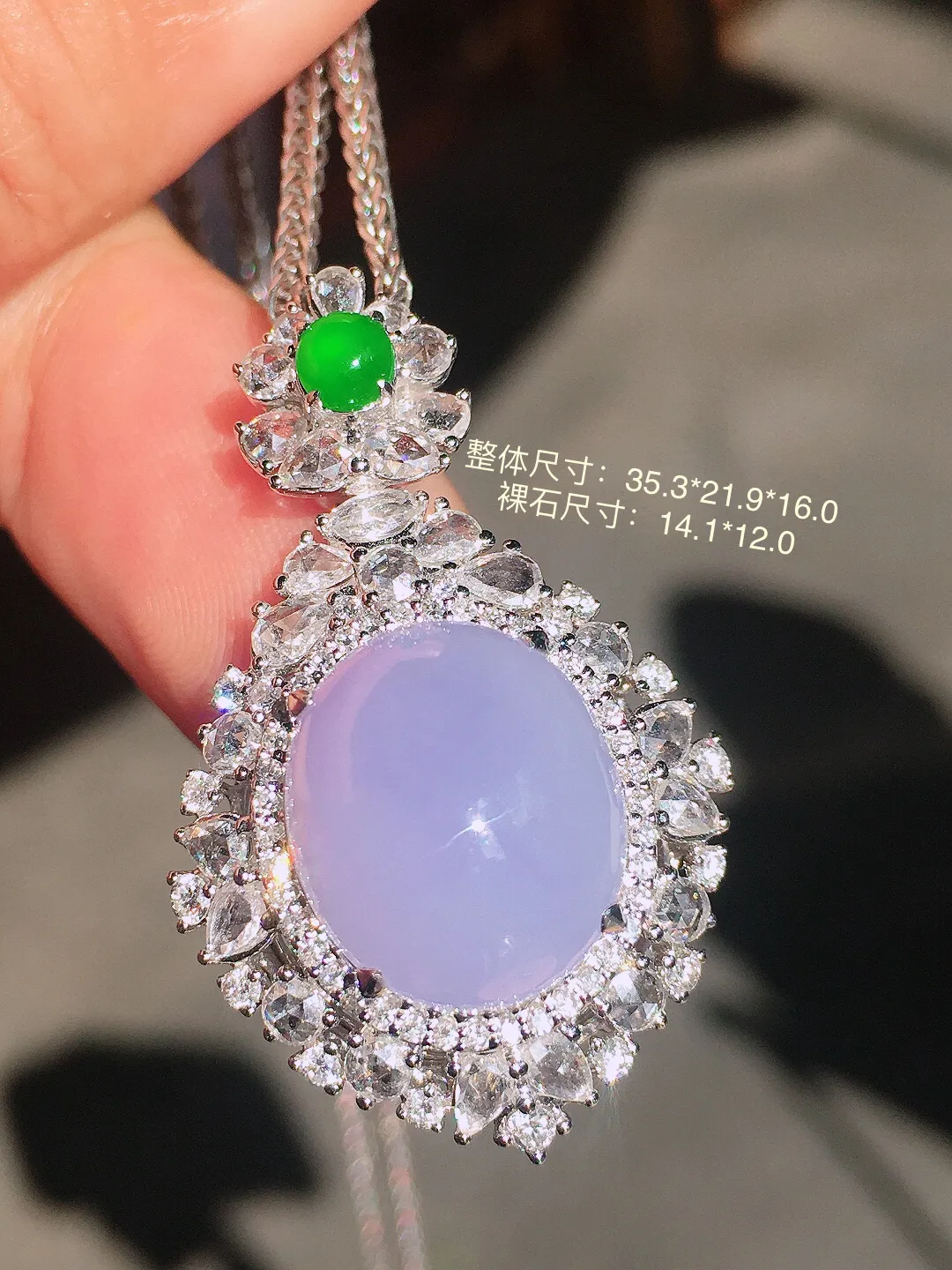 紫罗兰蛋面吊坠，色泽均匀艳丽，玉质细腻，荧光感超
强，饱满圆润，气质满满。18k
金豪华镶嵌