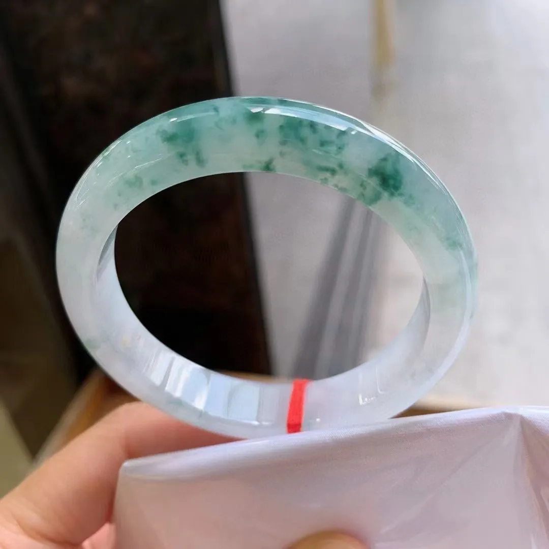 飘花正圈，
尺寸：54.5-11.6-7.9
花型好，底色均匀，种水很好，晶体细，卖相不错，上手效果