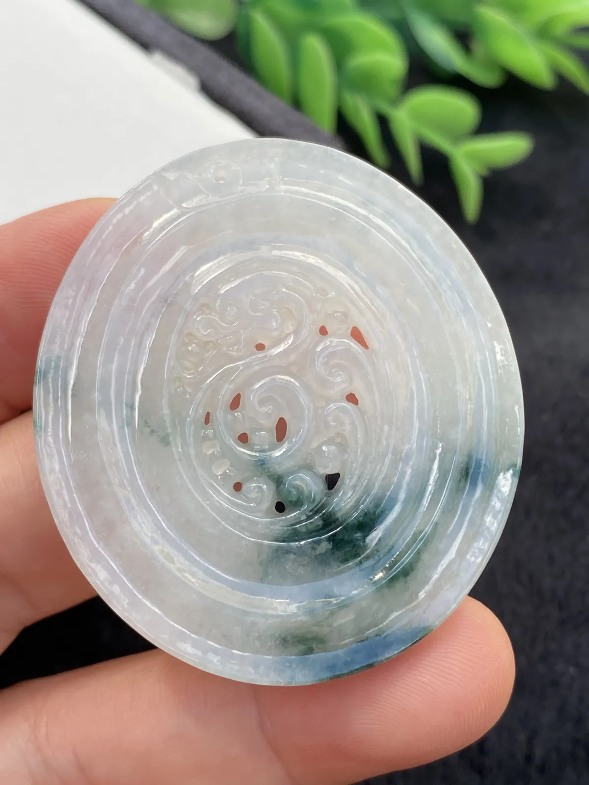 推荐【飘花龙扣】水润，细腻，飘蓝绿花，飘花处像一把燃起的阿拉丁神灯，能让人心想事成