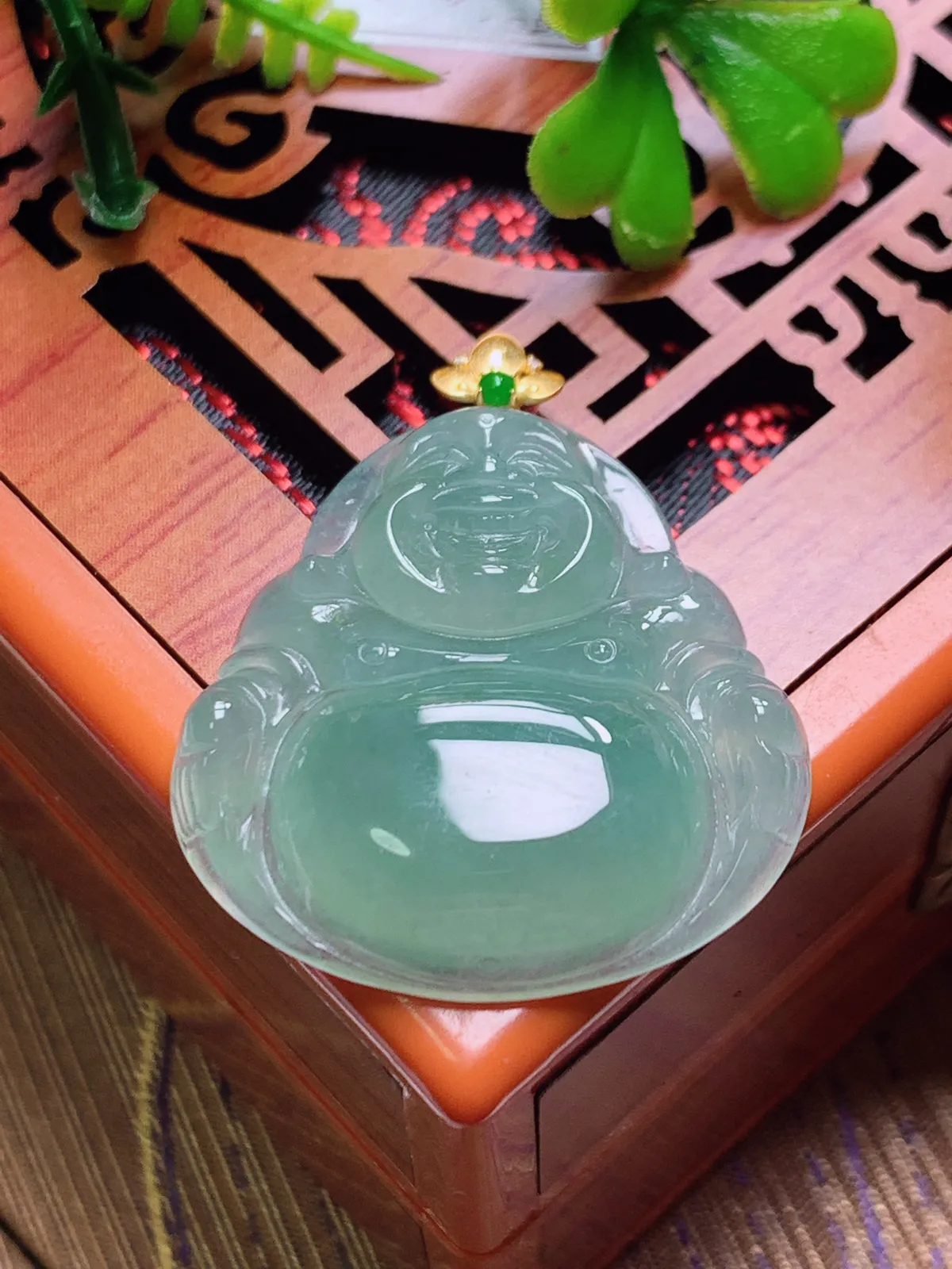 精品推荐，缅甸天然A货翡翠，18K金扣镶嵌冰种晴绿佛公吊坠，种水好，颜色鲜艳，玉质水润细腻，工艺精湛