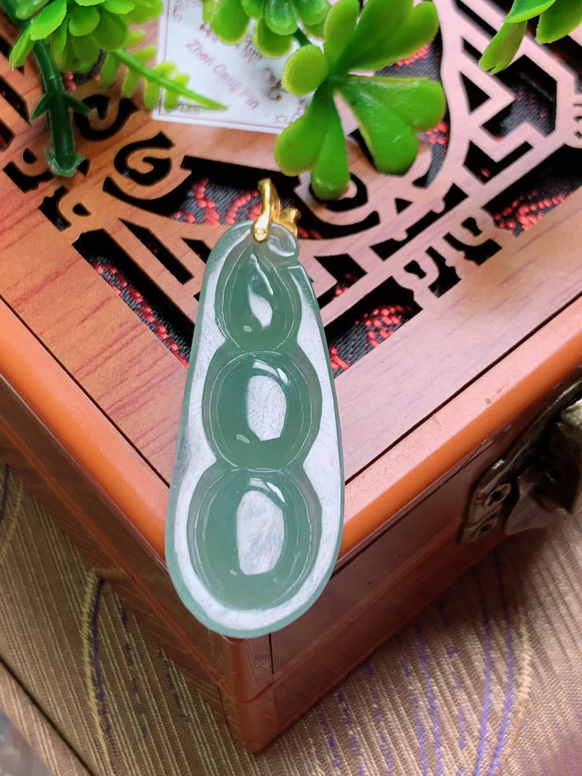 精品推荐，缅甸天然A货翡翠，18K金扣镶嵌冰种晴绿福豆吊坠，种水好，颜色鲜艳，玉质水润细腻，工艺精湛，佩戴效果更佳。