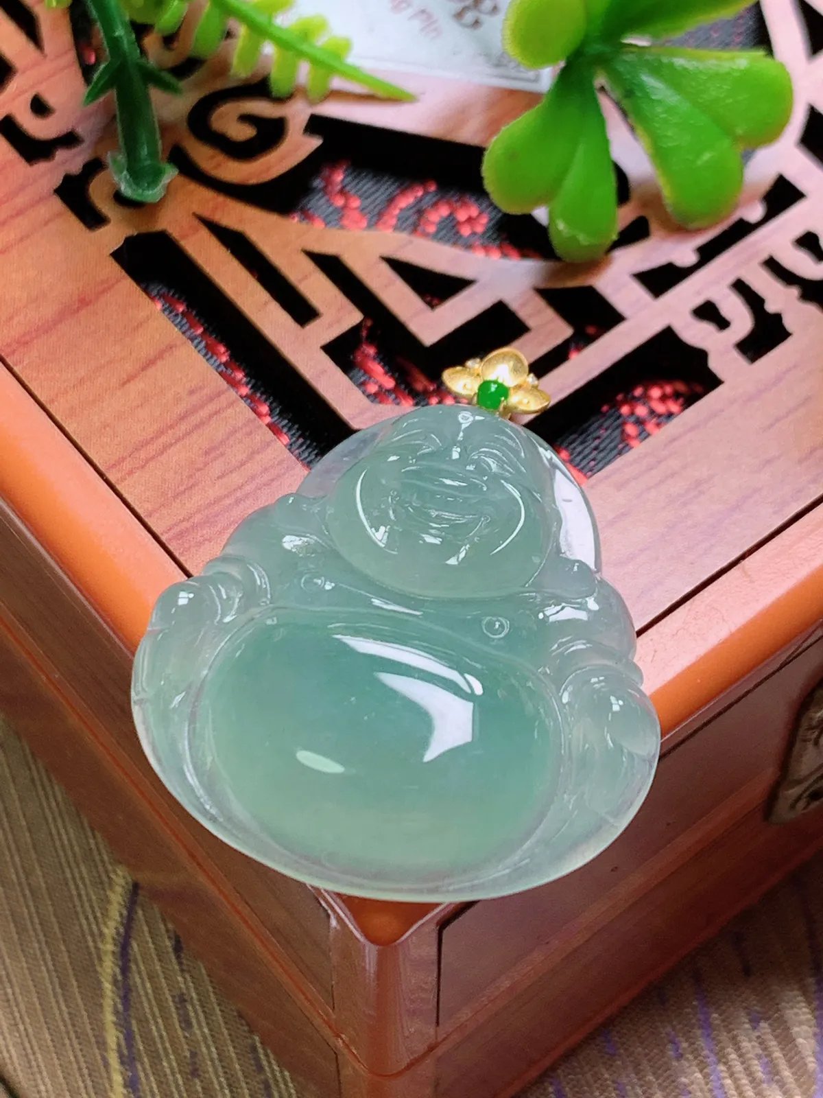 精品推荐，缅甸天然A货翡翠，18K金扣镶嵌冰种晴绿佛公吊坠，种水好，颜色鲜艳，玉质水润细腻，工艺精湛，佩戴效果更佳。
