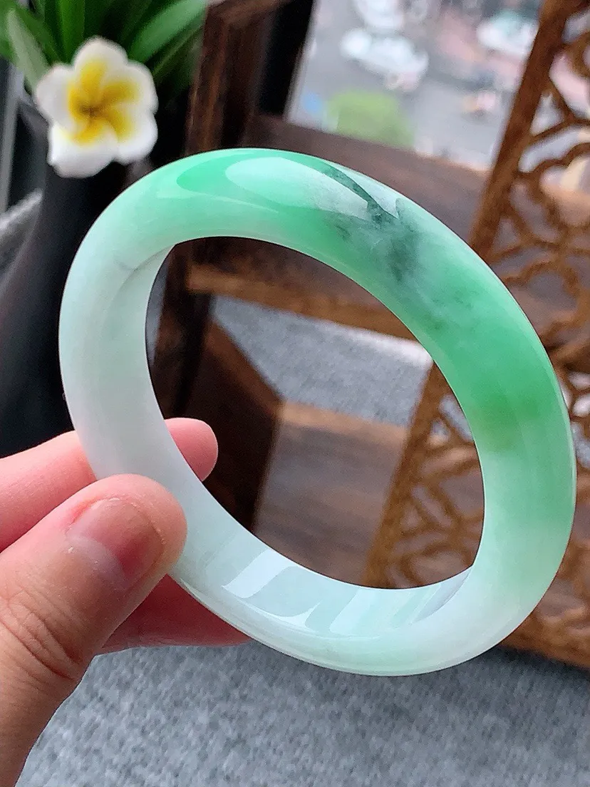 a货翡翠老坑飘绿正装正圈手镯56-57圈口  尺寸56.8×12×8.5mm 重量60.11g 06