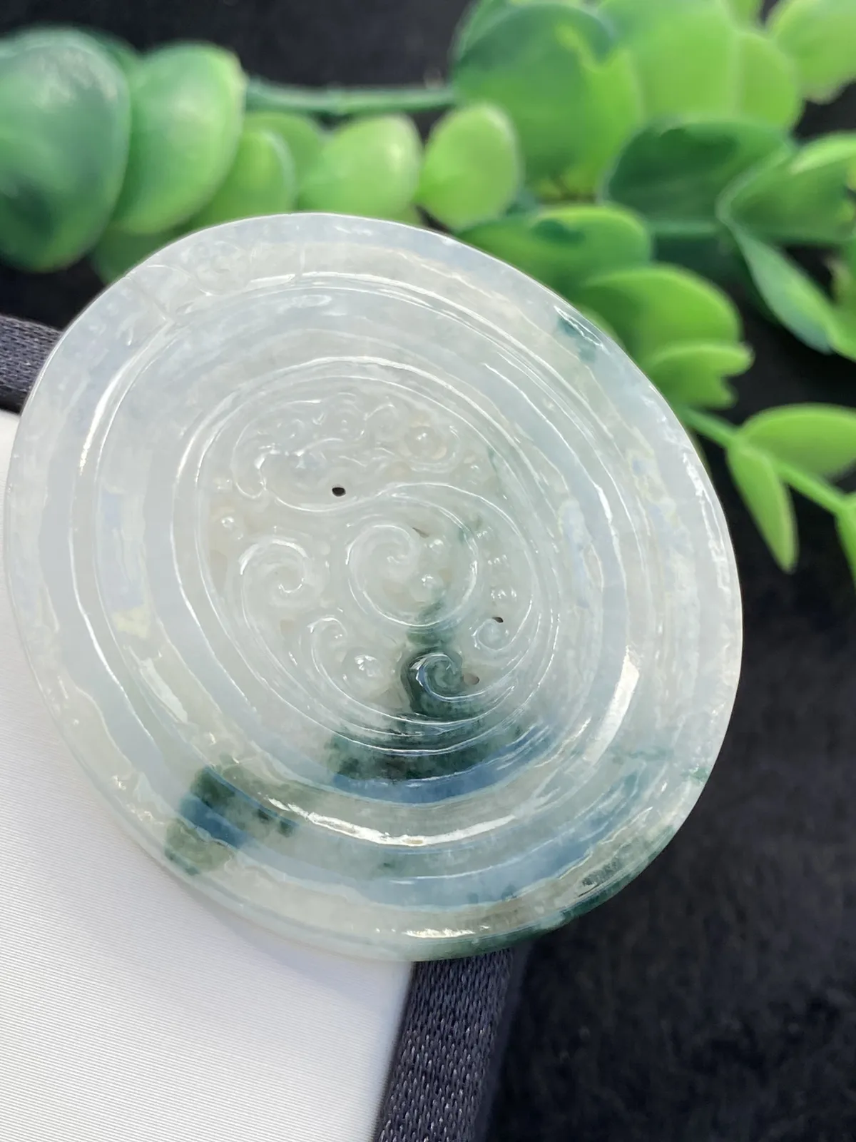 推荐【飘花龙扣】水润，细腻，飘蓝绿花，飘花处像一把燃起的阿拉丁神灯，能让人心想事成