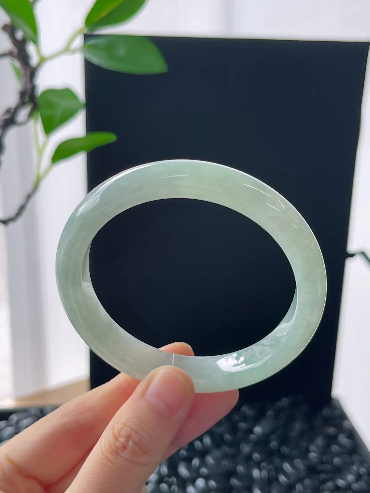 正圈57圈口，翡翠冰糯种淡绿手镯