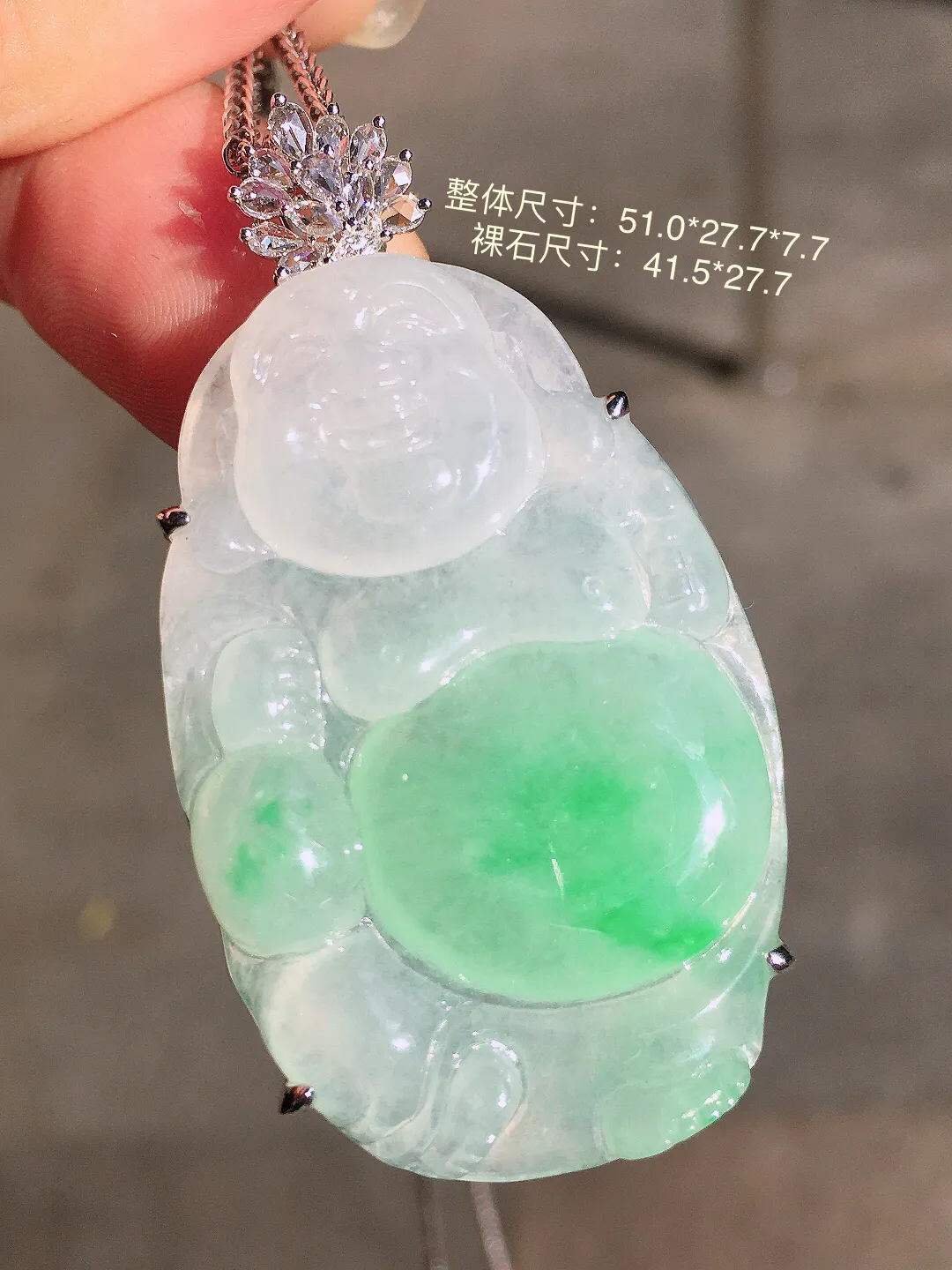 飘绿【布袋佛】吊坠，色泽艳丽，玉质细腻，荧光感超
强，饱满圆润，气质满满。18k
金豪华镶嵌