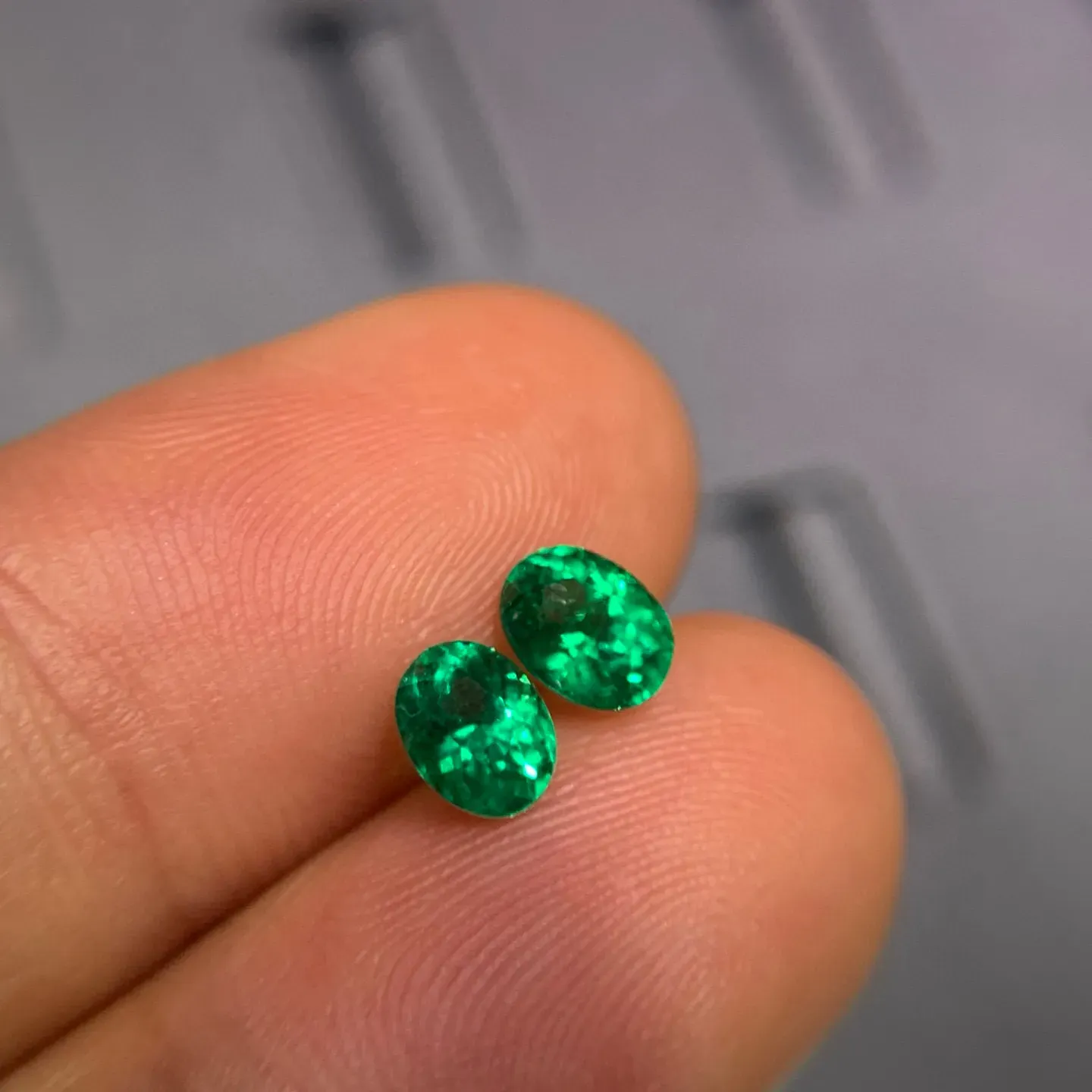 重量：1.04克拉！天然祖母绿耳钉裸石 颜色艳丽 玻璃体 晶莹剔透 火彩好 实物颜色好 规格：5.5/4/3.5mm️代镶嵌！