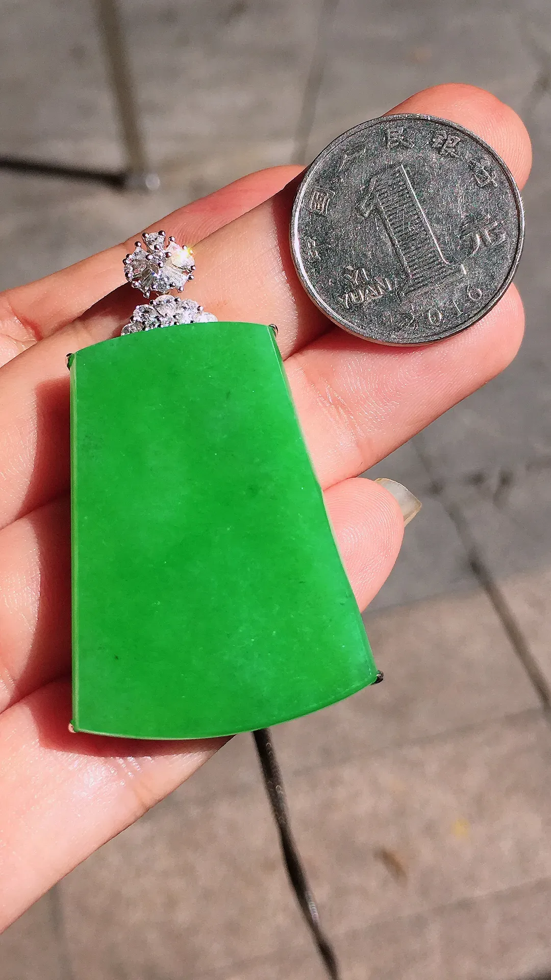 阳绿无事牌吊坠，色泽均匀艳丽，玉质细腻，荧光感超
强，饱满圆润，气质满满。18k
金豪华镶嵌